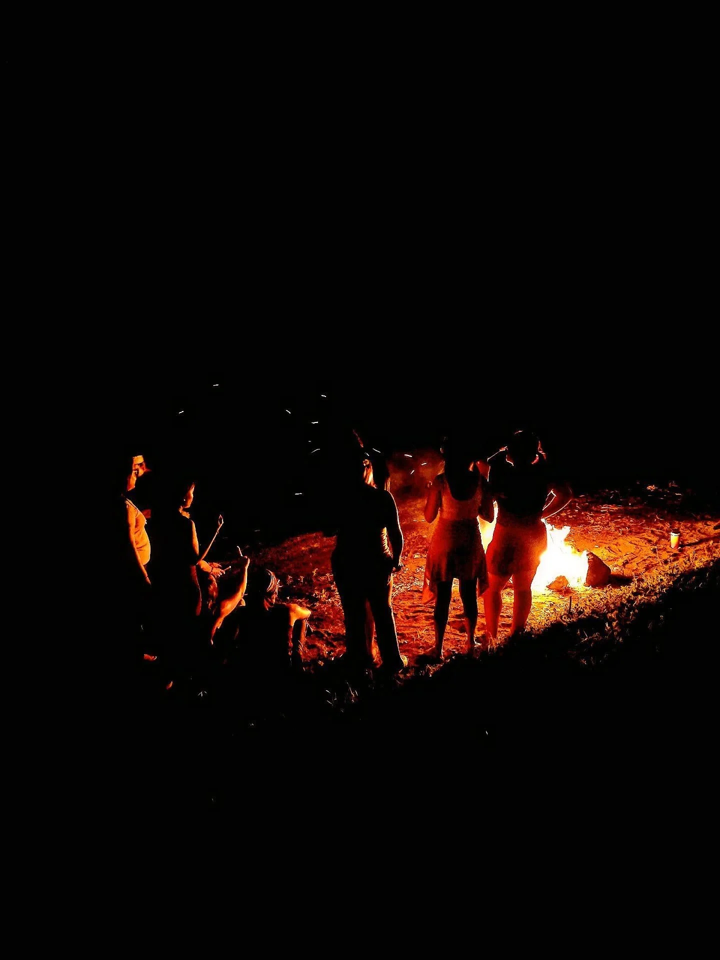 🇺🇸 Connections, sparked night and day.

Some are born around the fire &mdash;
stories shared, laughter rising, silence held together.

Others unfold in daylight &mdash;
over morning coffee, shared movement, slow conversations, and simple moments th