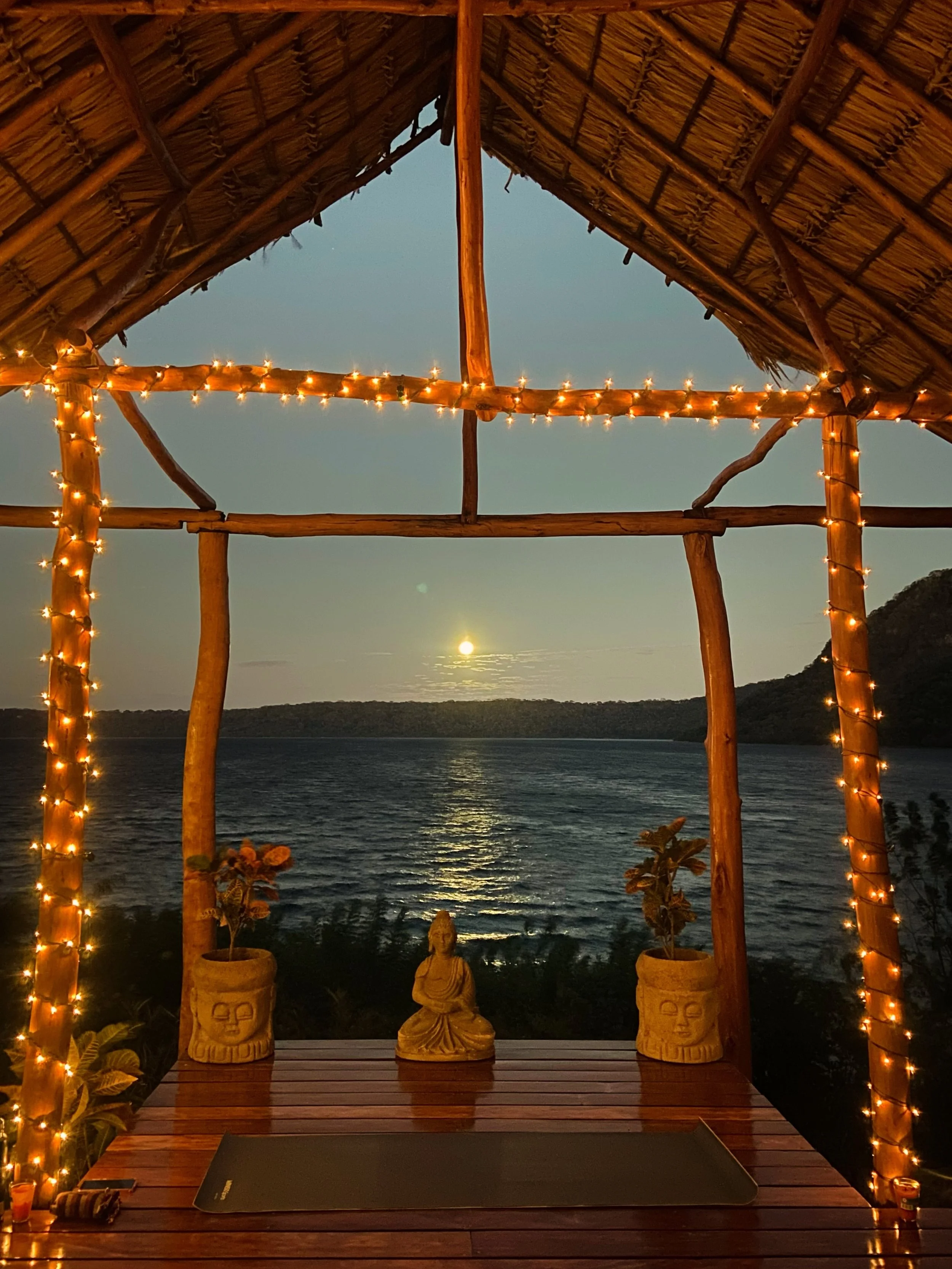 🇺🇸 Moonrises over the Laguna can be one of the most beautiful things to ever witness. Come and see it for yourself! 

⭐️ Villa Laguna - Unique Space for Retreats and Group Experiences - Villa for Rent in Laguna de Apoyo

&mdash;&mdash;&mdash;&mdash
