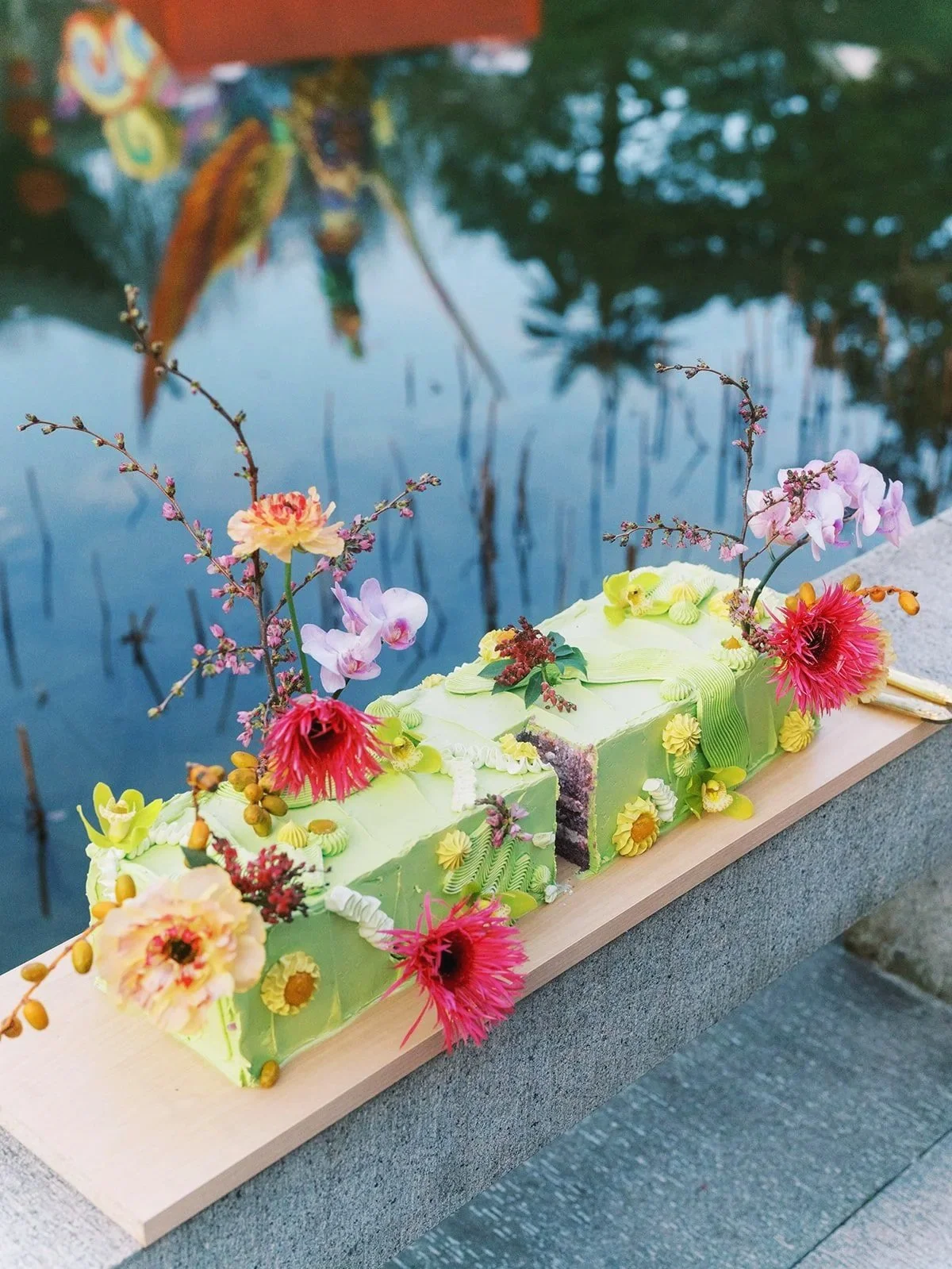 colorful-green-wedding-cake-flowers.jpg