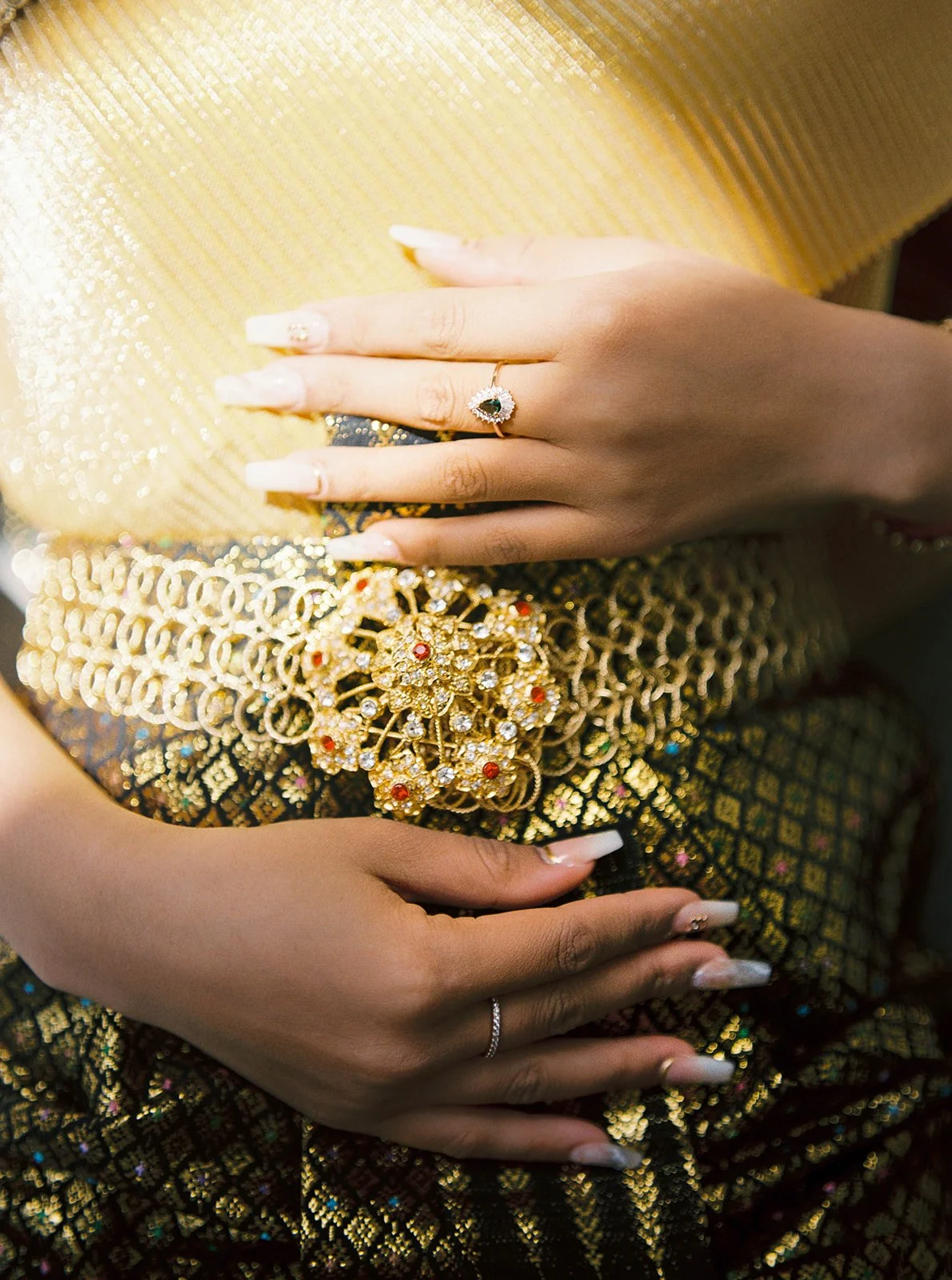 wedding-jewelry-gold-textile-details.jpg