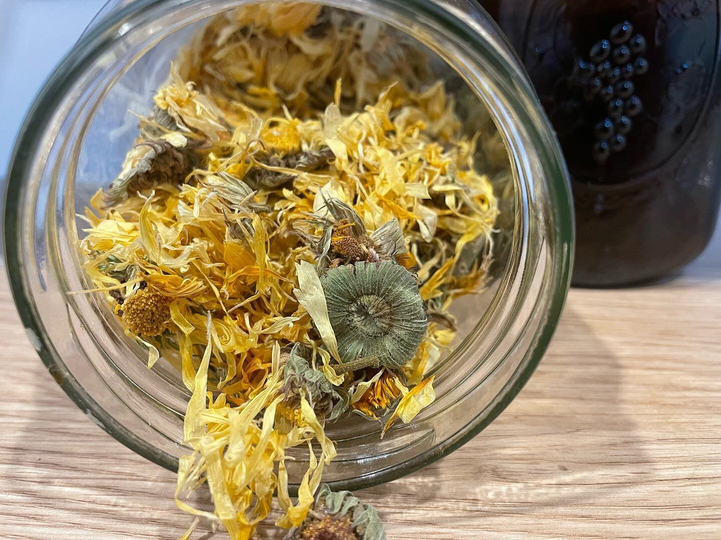 💙Dried organic calendula flowers infused in extra virgin olive oil. 💙Use topically to help with muscle strains 💙Great as a wound healer 💙Awesome as an inflammation modulator 💙I rubbed this on my strained neck and shoulder muscle and pain has sub
