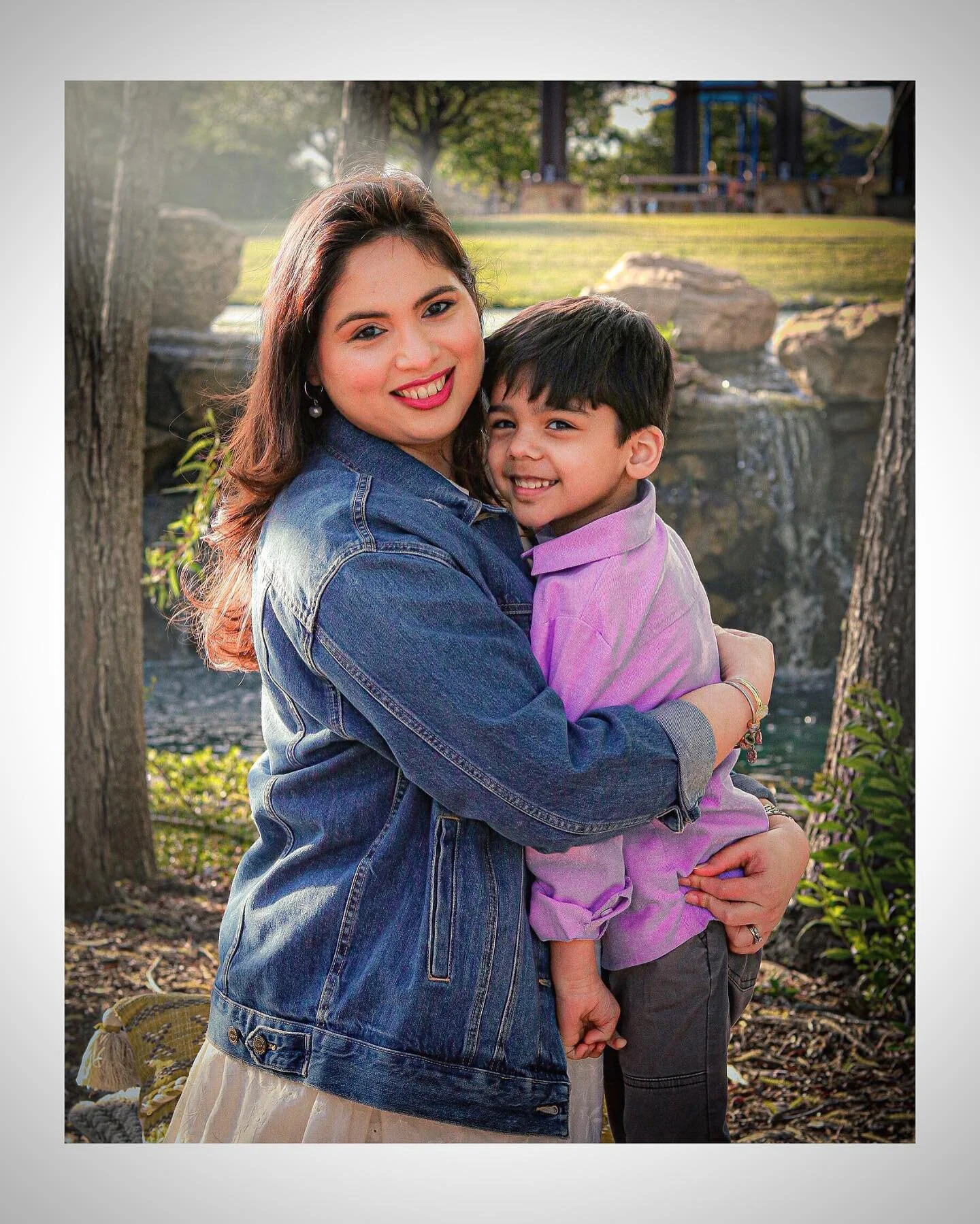 Framed hugs 

Mother holds their children&rsquo;s heart forever. 

Thanks to 
@atikakhan 

#mothersday #motherslove 
#mothersdayshoot 
#motherandson #katymom #texasmom