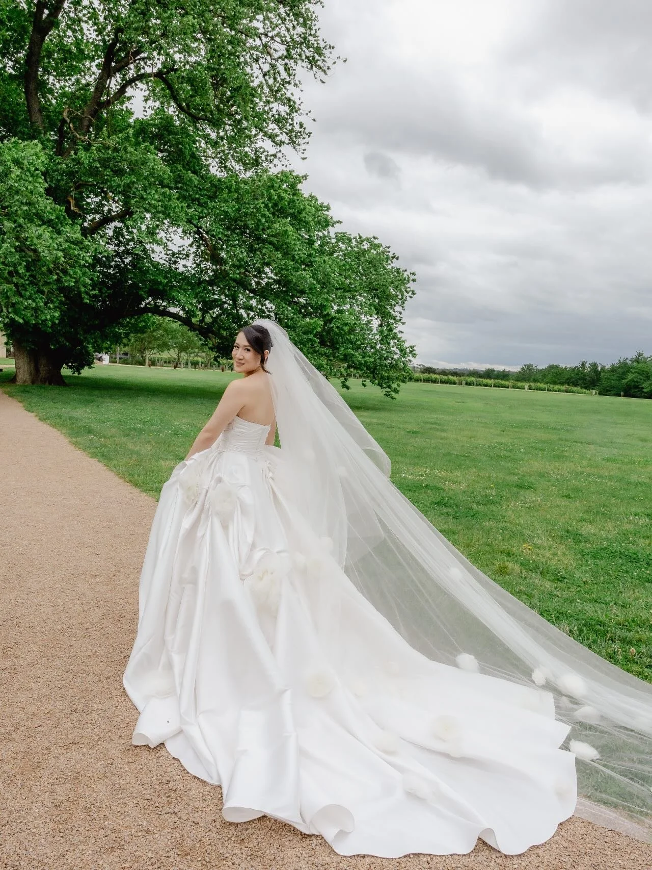 A beautiful lunchtime wedding, The Stones never miss 💚💚 @stonesoftheyarravalley @celinebow @sugarbeeflowers @nicolefeliciacouture @gregoryfilms.co