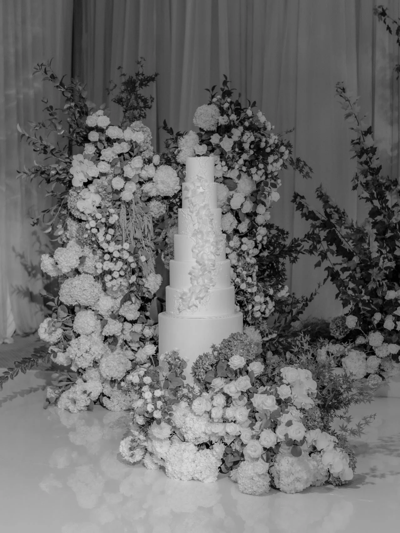 Cake styling and floral Dreams 
(Please let me know if you made this beautiful sweet treat so I can tag you)
⠀⠀⠀⠀⠀⠀⠀⠀⠀
@rachellita1 
@theritzcarltonmelbourne
@cassieeeesmith
@bottlebrushfilms
@zuhairmuradofficial
@guccipaints
@tamaraaahh_
@wildflos
@