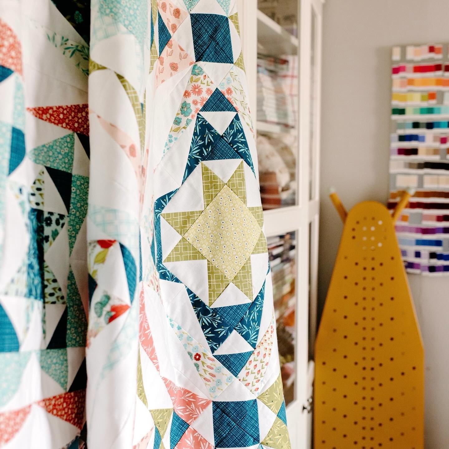 Introducing Sunkissed Stars! 🌟 I&rsquo;m absolutely in love with this pattern! 💖

Mixing and matching pattern pieces have always been a joy for me, and creating this quilt was no exception.

I even tackled half rectangle triangles for the first tim