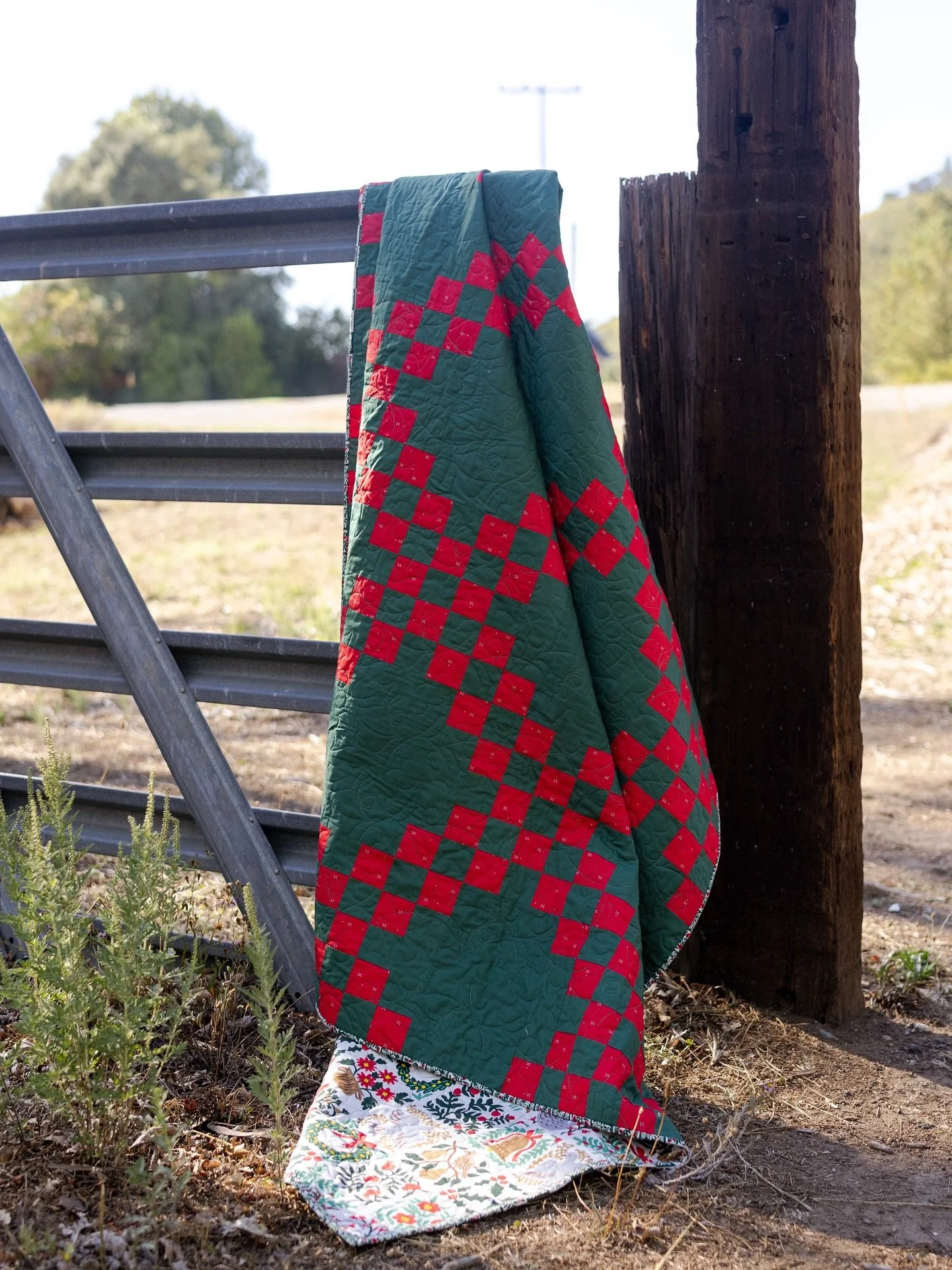 🎄🚨 Warning: Serious holiday coziness ahead! 🚨🎄
⠀⠀⠀⠀⠀⠀⠀⠀⠀
Want to make a festive quilt without the stress of planning every detail? The Double Irish Chain Quilt Kit from @peonypedalquilts has you covered! It includes everything you need...top, bac