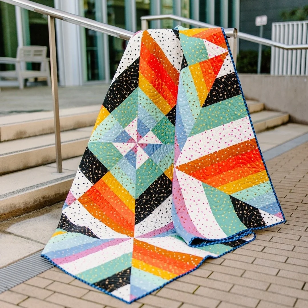 Oh gosh, this is a good one friends. 🤭
🌈 on 🌈 
✨✨✨
⠀⠀⠀⠀⠀⠀⠀⠀⠀
Quilt maker: Fiona of @mommyandmequiltco 
Quilt pattern: #pippilottaquilt 
Panto: #teetertotterpanto 
Quilting and photography: @stitchedbyalexis
