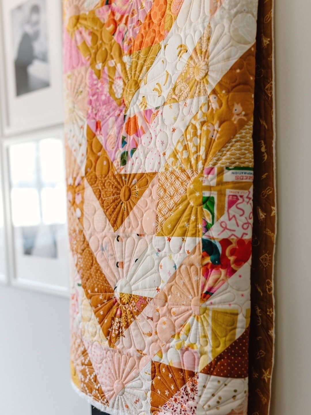 This quilt is pure sunshine…yellows, golds, and pinks 🥰 Totally my color palette! 🤭 Incredible make and a stunning finish.
⠀⠀⠀⠀⠀⠀⠀⠀⠀
Quilt maker: Laura of @saltybreesyquilts
Quilt pattern: self drafted 
Fabric: @rubystarsociety & @cotton