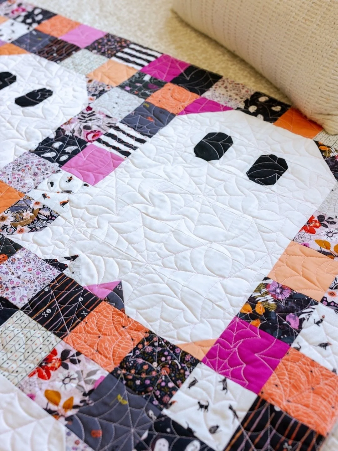 It’s officially boo-tiful quilt week! 👻🎃
⠀⠀⠀⠀⠀⠀⠀⠀⠀
I’ve got a heavy lineup, so set your alarms and turn those notifications on because I’ll be dropping two posts daily! 👻
⠀⠀⠀⠀⠀⠀⠀⠀⠀
First up: Ghost Party by @stitchednothitched. Ro