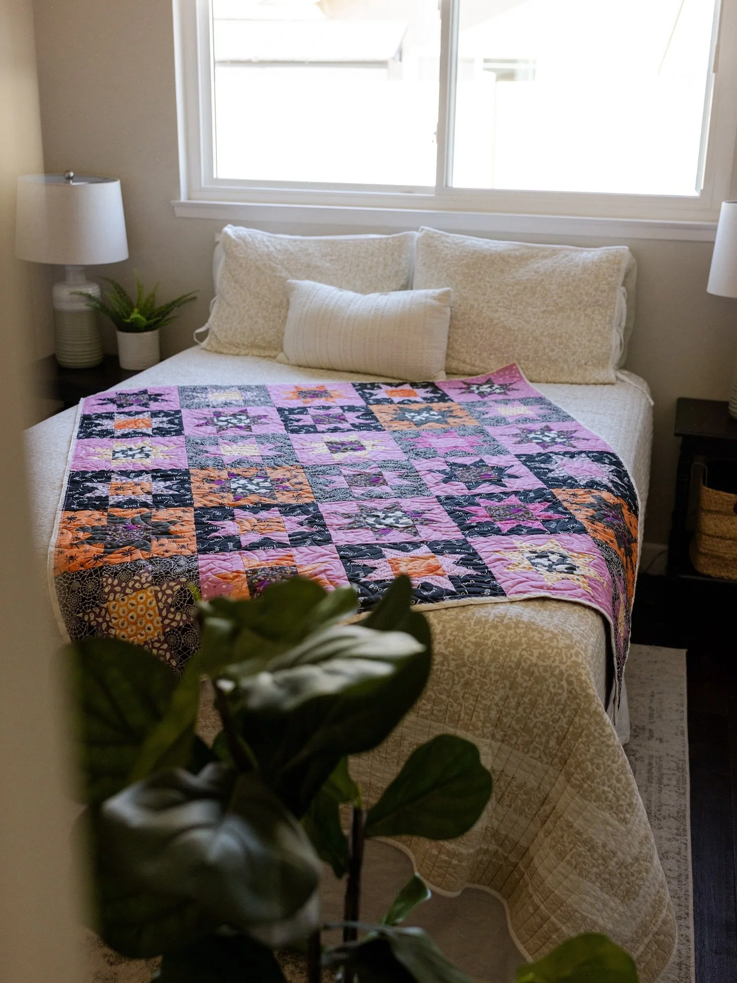 👻 When scraps meet a little Halloween magic ✨
⠀⠀⠀⠀⠀⠀⠀⠀⠀
Michelle (@craftyzeta ) stitched her stash into the sweetest no point star quilt. Pure cozy charm. 
⠀⠀⠀⠀⠀⠀⠀⠀⠀
Quilt maker: Michelle of @craftyzeta 
Quilt block: #nopointstarquilt free tutorial