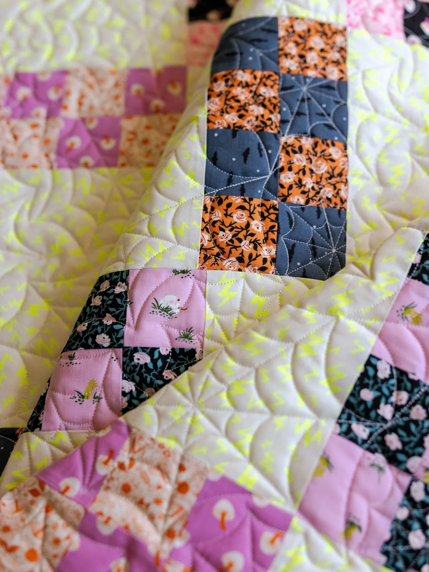 🕸️ October magic is in full swing! 🕸️
⠀⠀⠀⠀⠀⠀⠀⠀⠀
This Dorothy pattern by @penelopyhandmade might be tiny, but it packs a fright! Made with @rubystarsociety’s Tiny Frights collection, this quilt is the perfect little accent for spooky season. ?