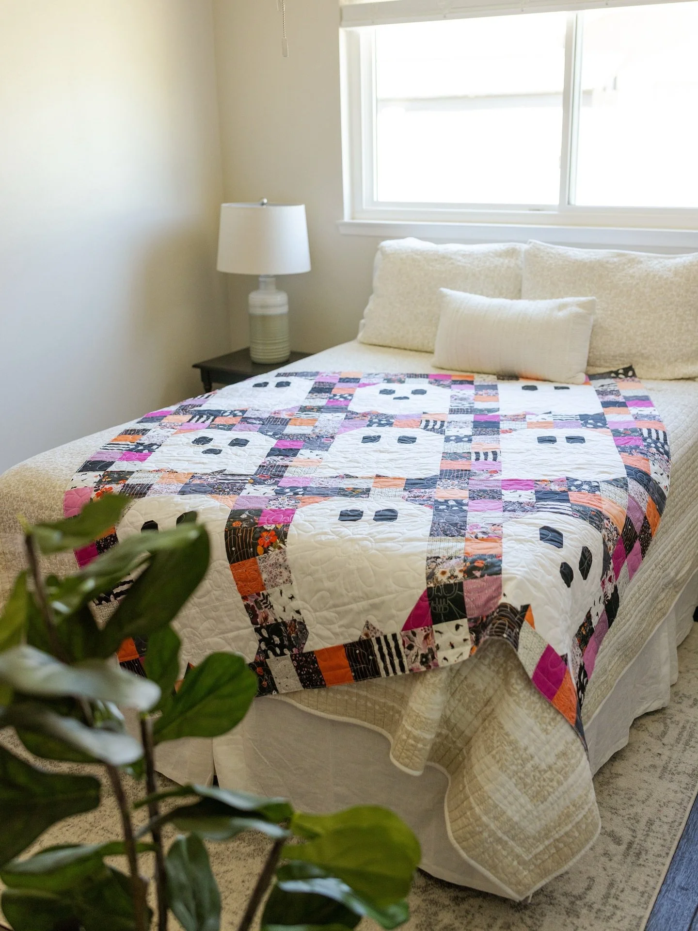 Goodness, I’m having SO much fun sharing the 2025 SBA Halloween quilts! Are you ready for some more spooky fun?!
⠀⠀⠀⠀⠀⠀⠀⠀⠀
Next up is a gorgeous quilt from Karen. She and her daughter made twin quilts, and I had the pleasure of quilting them bo