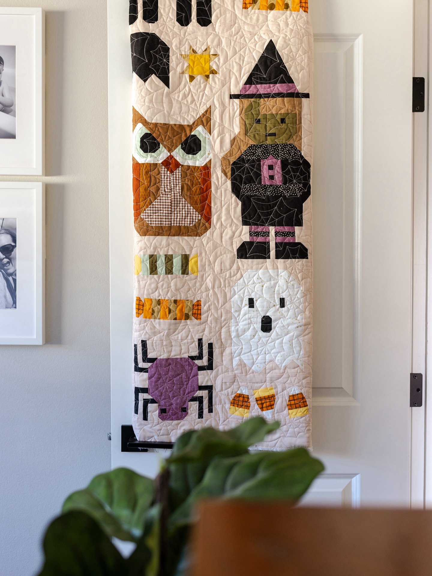 The details! You’re going to want to save this one. 😉
⠀⠀⠀⠀⠀⠀⠀⠀⠀
From the pinks to the purples, the browns and oranges… it’s all just too good. And guess where Liz curated this beautiful fabric collection. @peonypedalquilts of cour