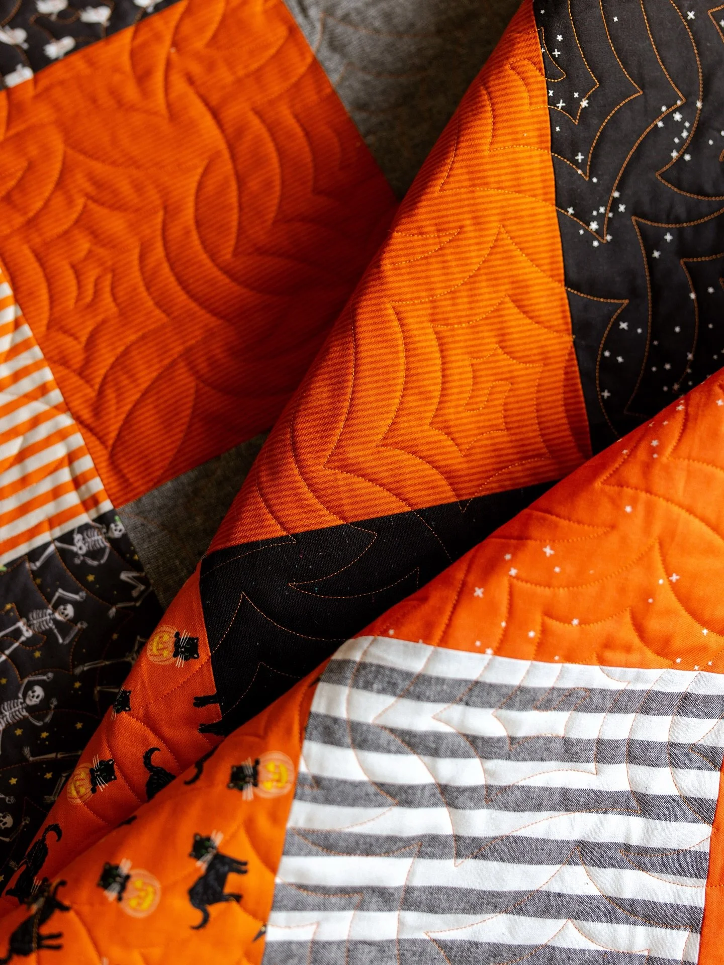 If you showed me this quilt and asked, “Who curated the bundle?” I’d hands down say Allison from @peonypetalsquilts, and I’d be right! She 100% curated this little cutie.
⠀⠀⠀⠀⠀⠀⠀⠀⠀
Victoria used this textured Halloween bundle