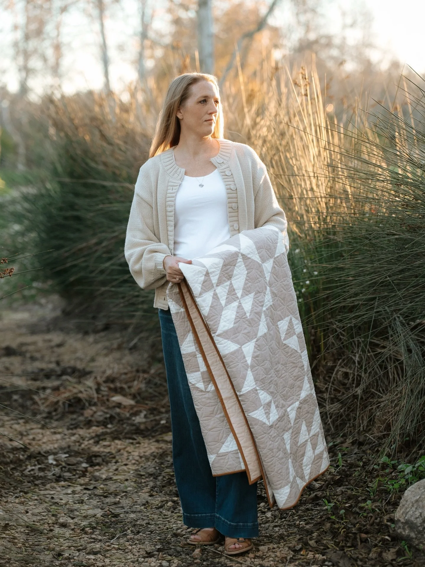 Welcome, welcome!
⠀⠀⠀⠀⠀⠀⠀⠀⠀
The month has arrived for #igquiltfest2026 🎉
Today is introductions.
⠀⠀⠀⠀⠀⠀⠀⠀⠀
I&rsquo;m Alexis. A born and bred SoCal quilter with 27 years behind the machine, serial crafter, mom to a 16 year old high school boy and a 1