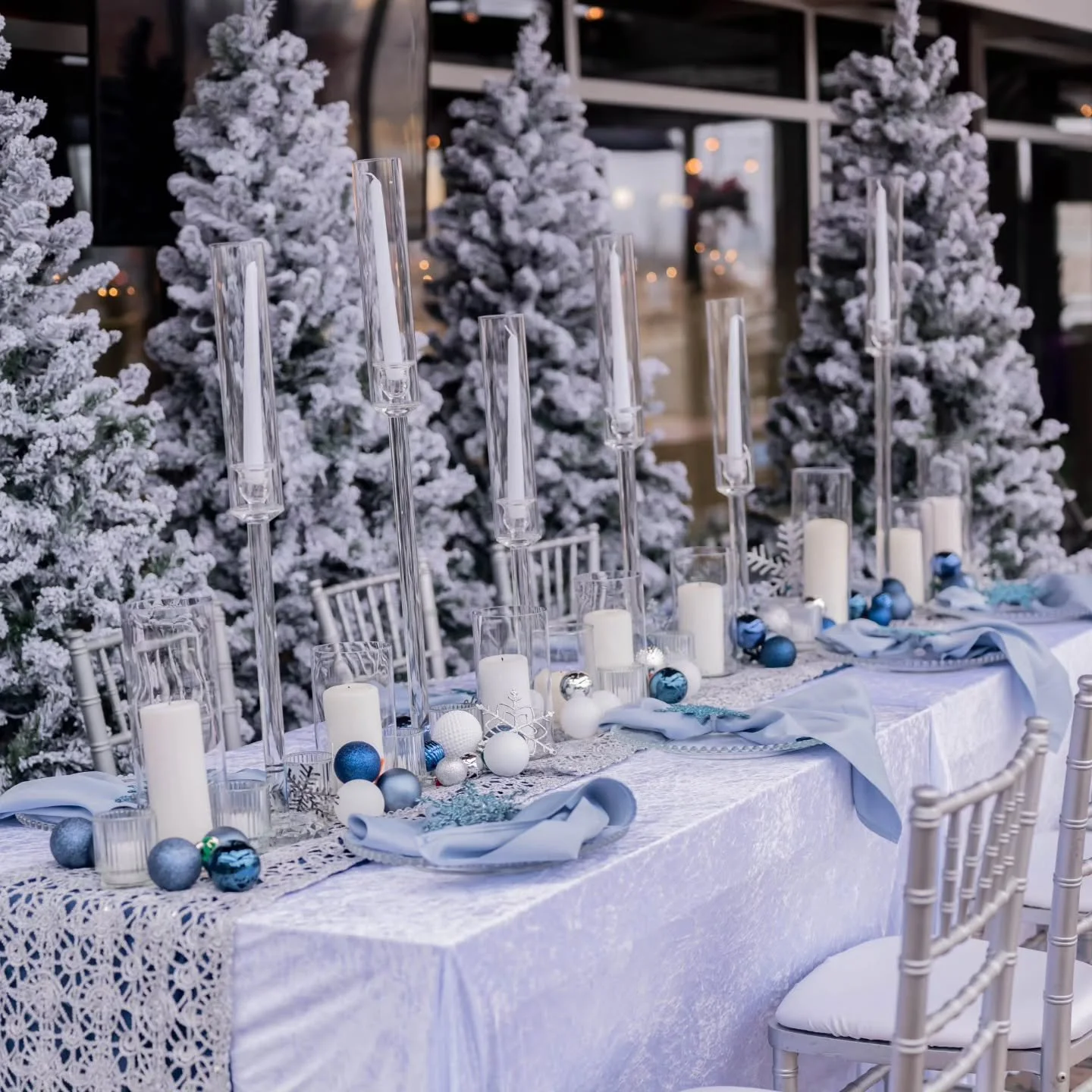 Frosted Romance Sneak Peek 

When the venue reached out last year, I was excited to work with such a unique space at The Banquet Bar University. In true Neesa and Co style, I crafted two distinct designs to produce on the same day. This venue was per