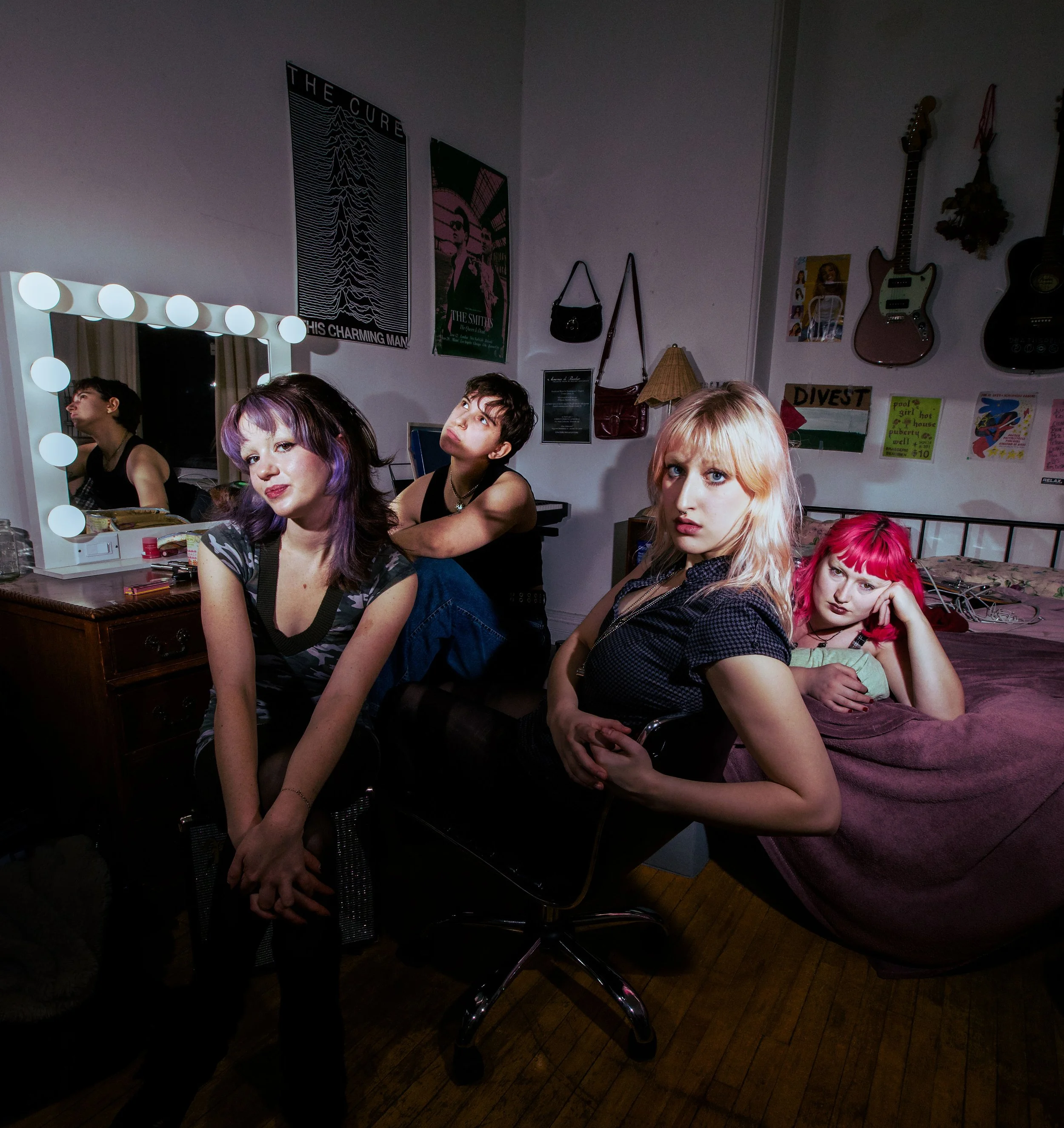 Premiere: “Money” by Poolgirl