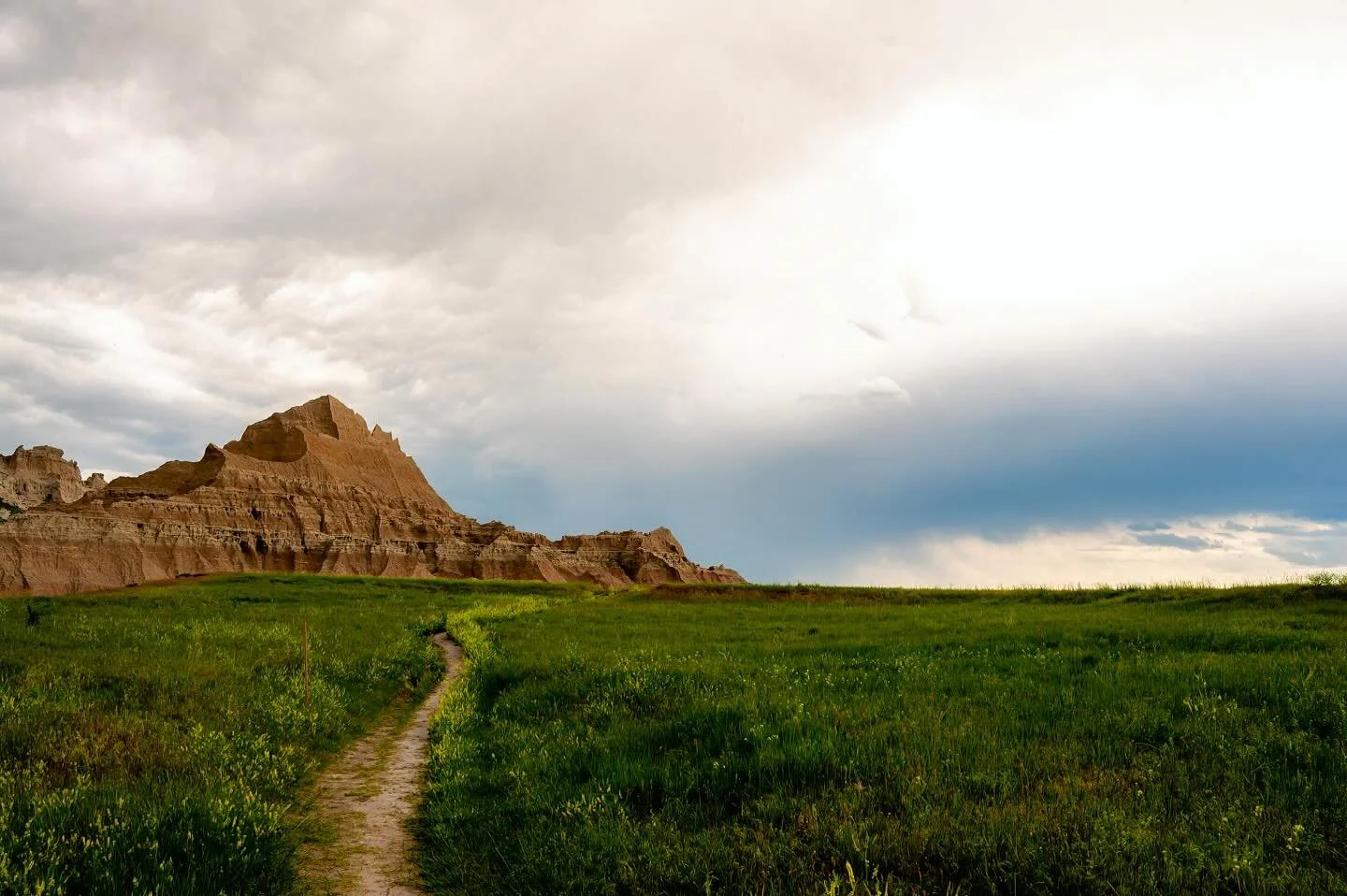If you don&rsquo;t get out there, how are you suppose to see? 

#yourshotphotographer #nikonusa #badlands #nationalparks #earthoutdoors