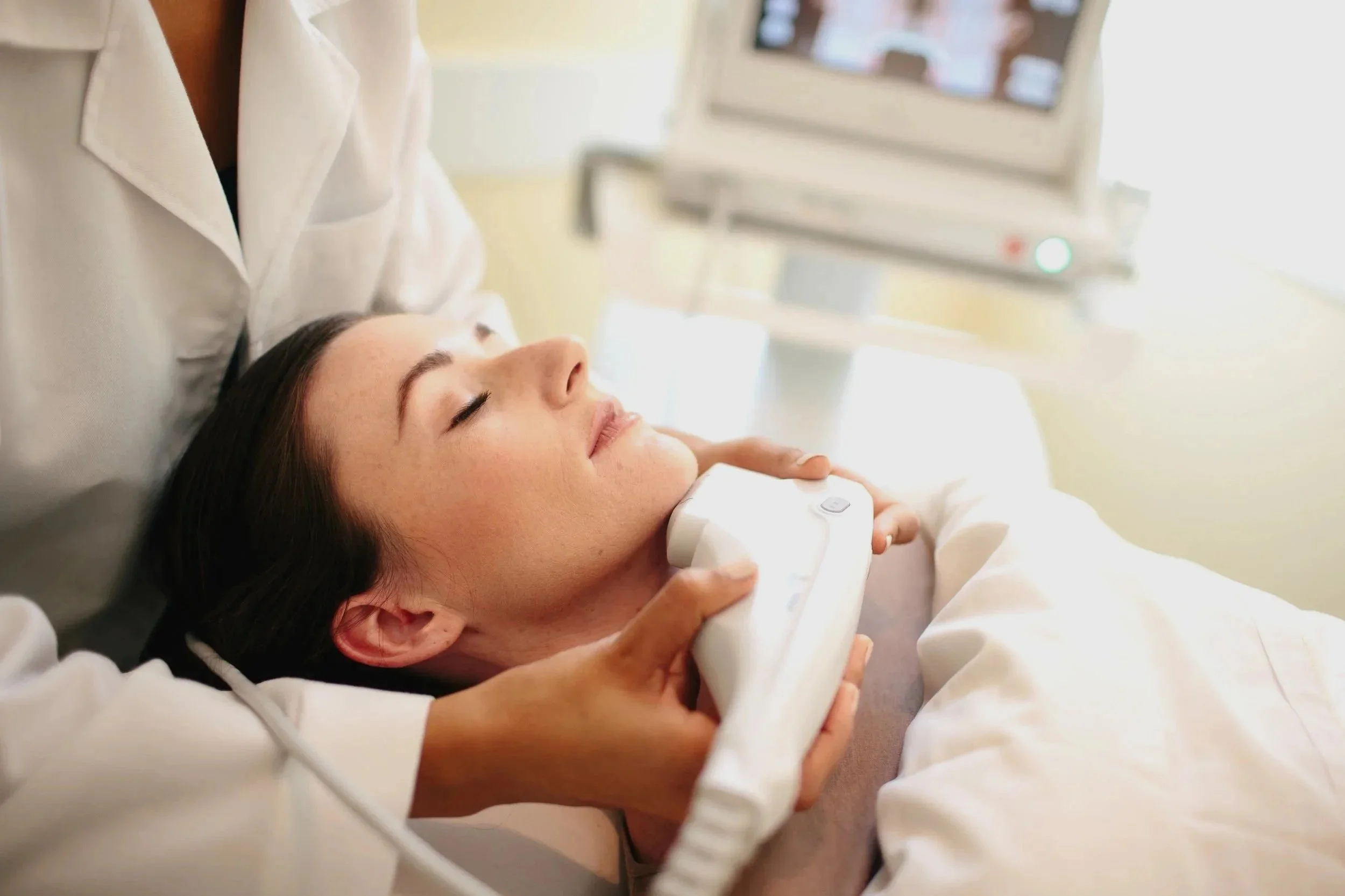 The gold standard in non-invasive lifting, using ultrasound to tighten and define your natural profile. ultherapy
