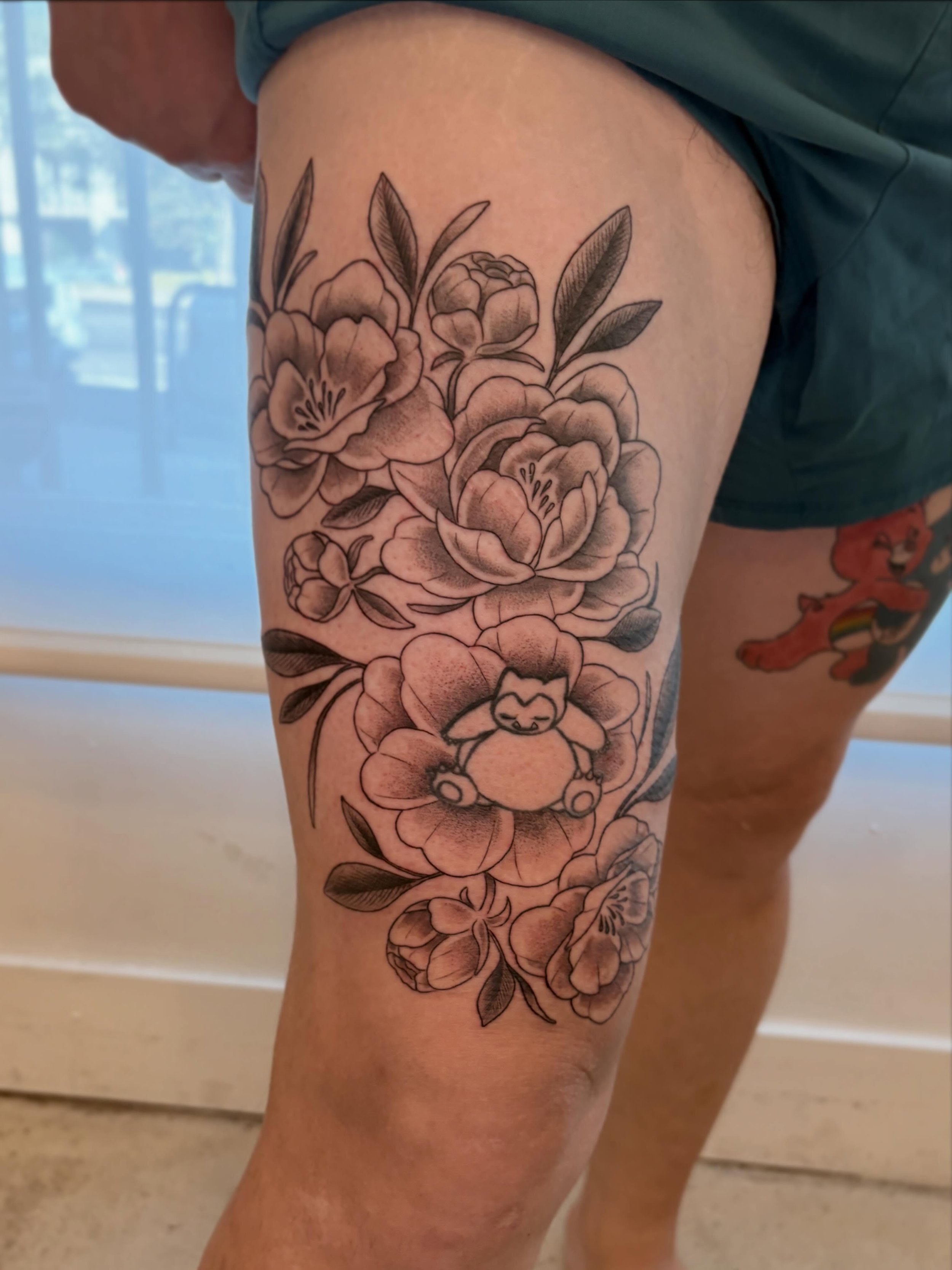 So fun to take an existing Snorlax tattoo and surround him with flowers. 🌸 done by @hellzbellzink 

#snorlaxtattoo #floraltattoo #blackandgreytattoo