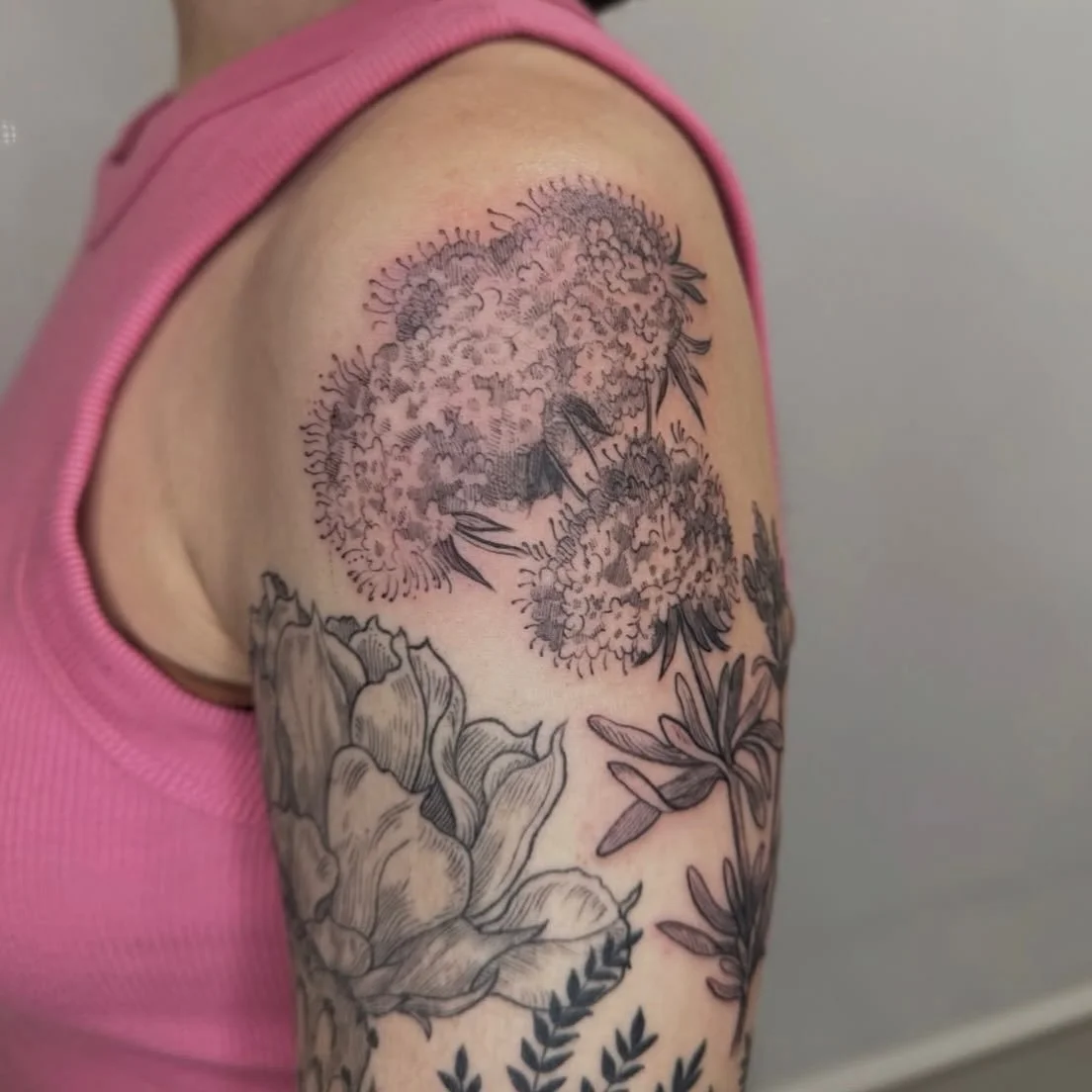 Amazing buckwheat tattoo by @sadiespotaties 🌱

#botanicaltattoo #blackandgreytattoo #junebugtattoo