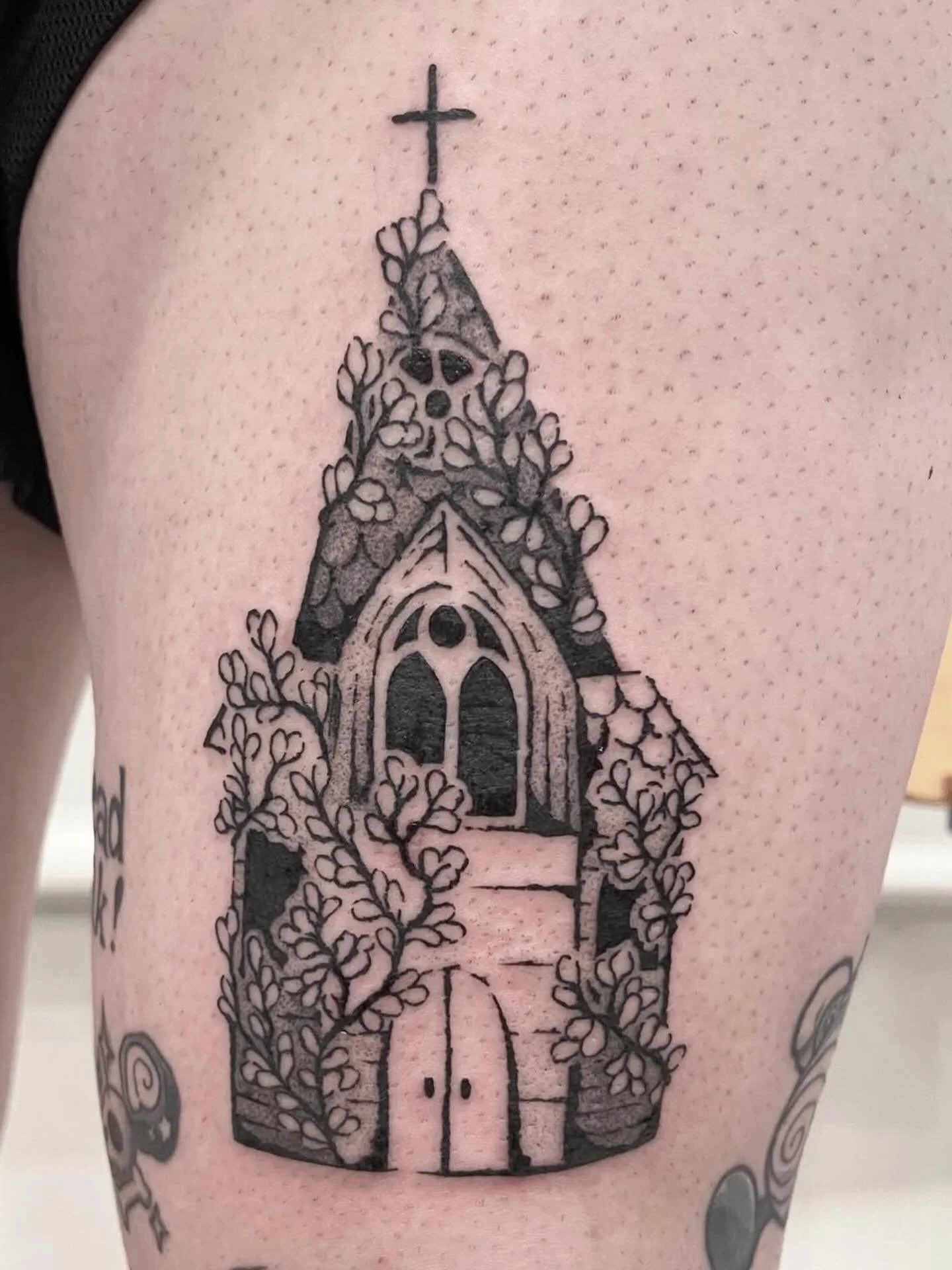 Decaying church by @anyasarts ❤️

#junebugtattoo #blackworktattoos