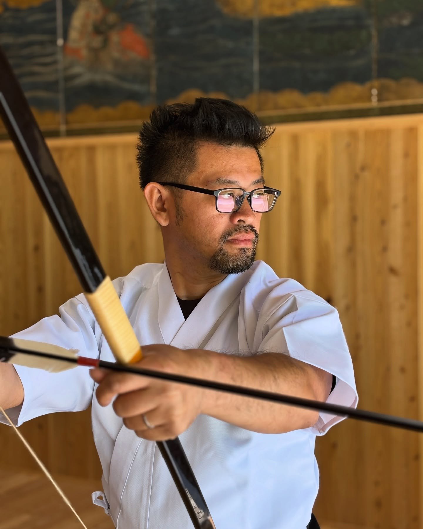 In Kyudo, hitting the target is not always considered the most important aspect. Rather, it is a path for refining oneself, and the journey itself is what truly matters.
That said, it is still a joy when the arrow hits the mark. We feel deeply gratef