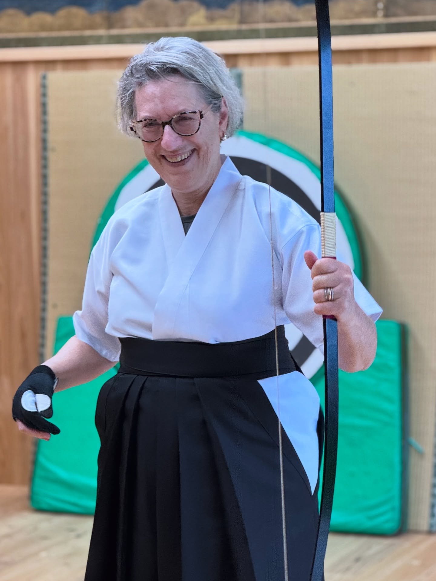 A wonderful couple visiting from the United States joined us for a Kyudo  experience.
At first, the wife was a bit reserved and nervous, but to everyone&rsquo;s surprise, she hit the 28-meter target perfectly in the end! 🎯👏
It was a beautiful remin
