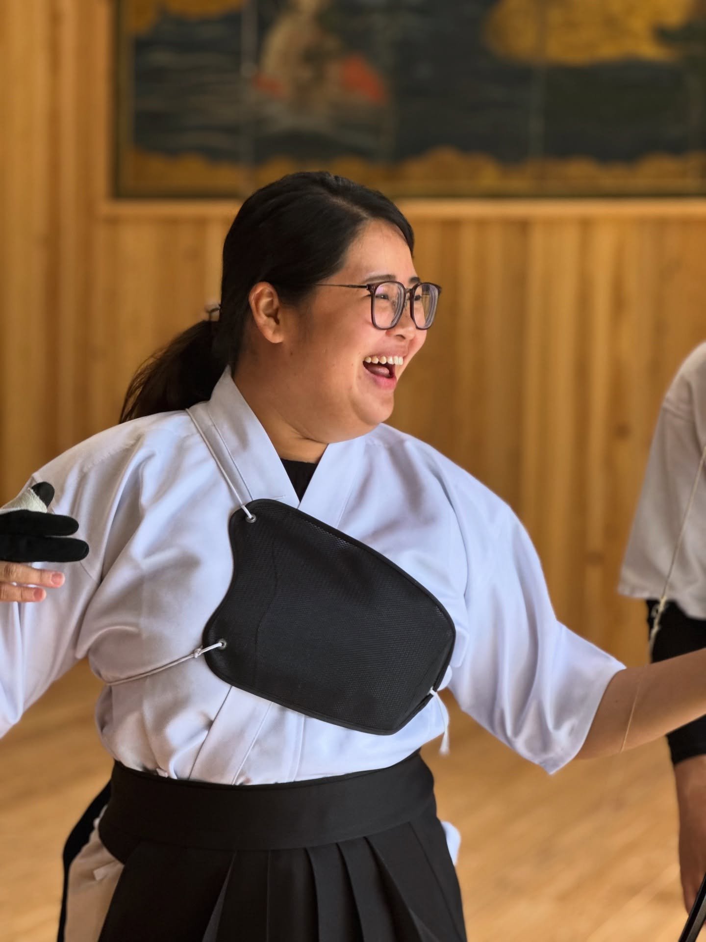 We had the pleasure of welcoming a guest from Singapore for a Kyudo experience.

While her family chose other cultural activities such as waterfall meditation and flower arrangement, she chose to immerse herself in Kyudo.
Her focused and graceful app