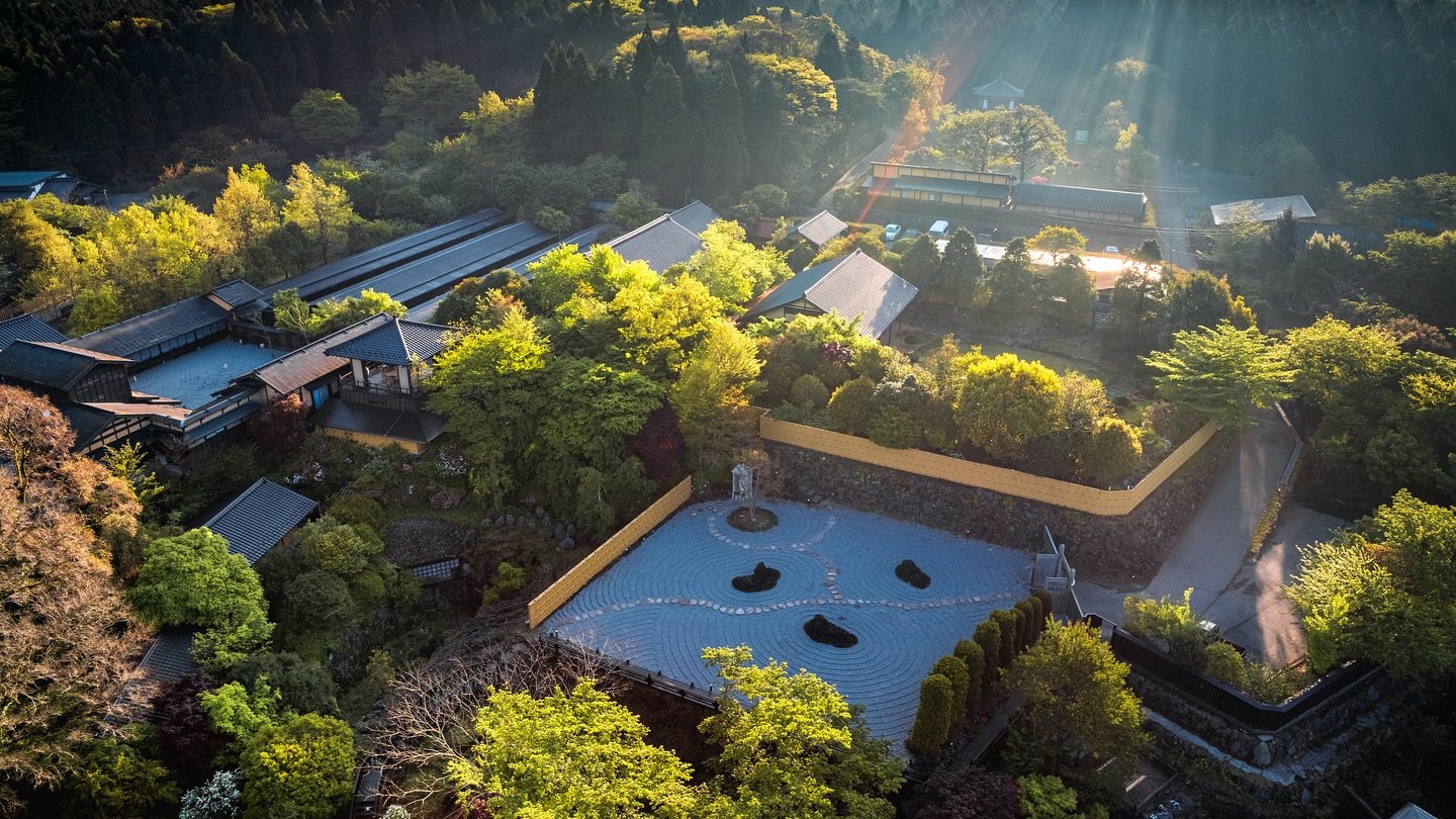 Surrounded by the vast nature of the foothills of Mt. Aso, Meihodo is a cultural resort facility with a site area of 56,000 square meters and 37 buildings.

Modeled after the lifestyle of mid-ranking samurai from the Edo period, 

In a beautiful spac