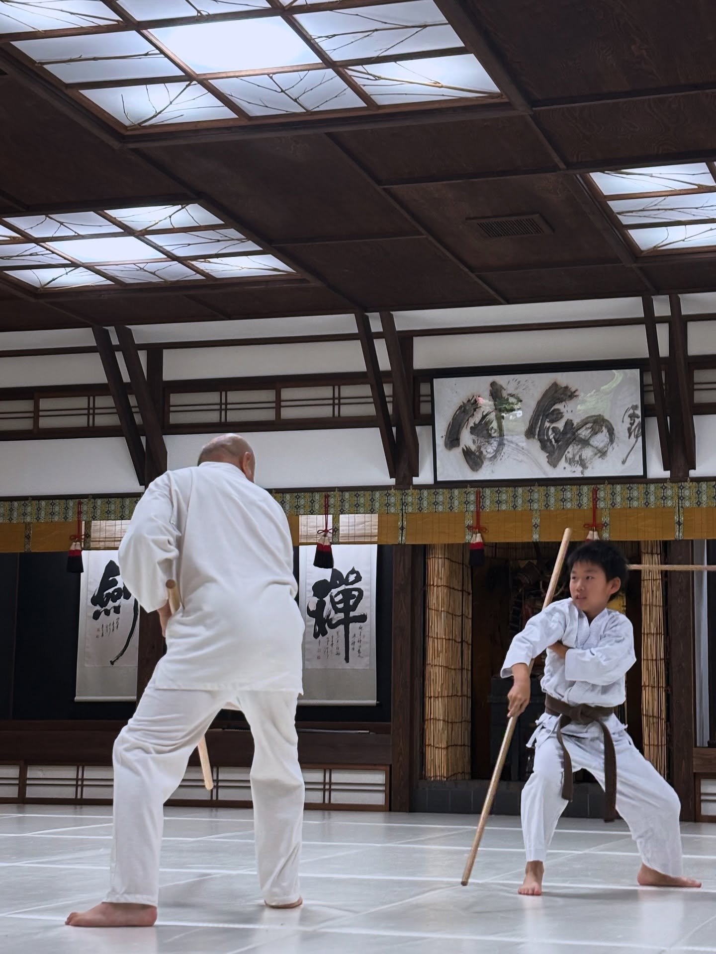 Two young boys from Silicon Valley, USA, who are currently staying long-term at Meihodo, are diligently training in martial arts every day.
Their eyes reflect both sharp focus and gentle determination, and through their daily practice, they seem to b
