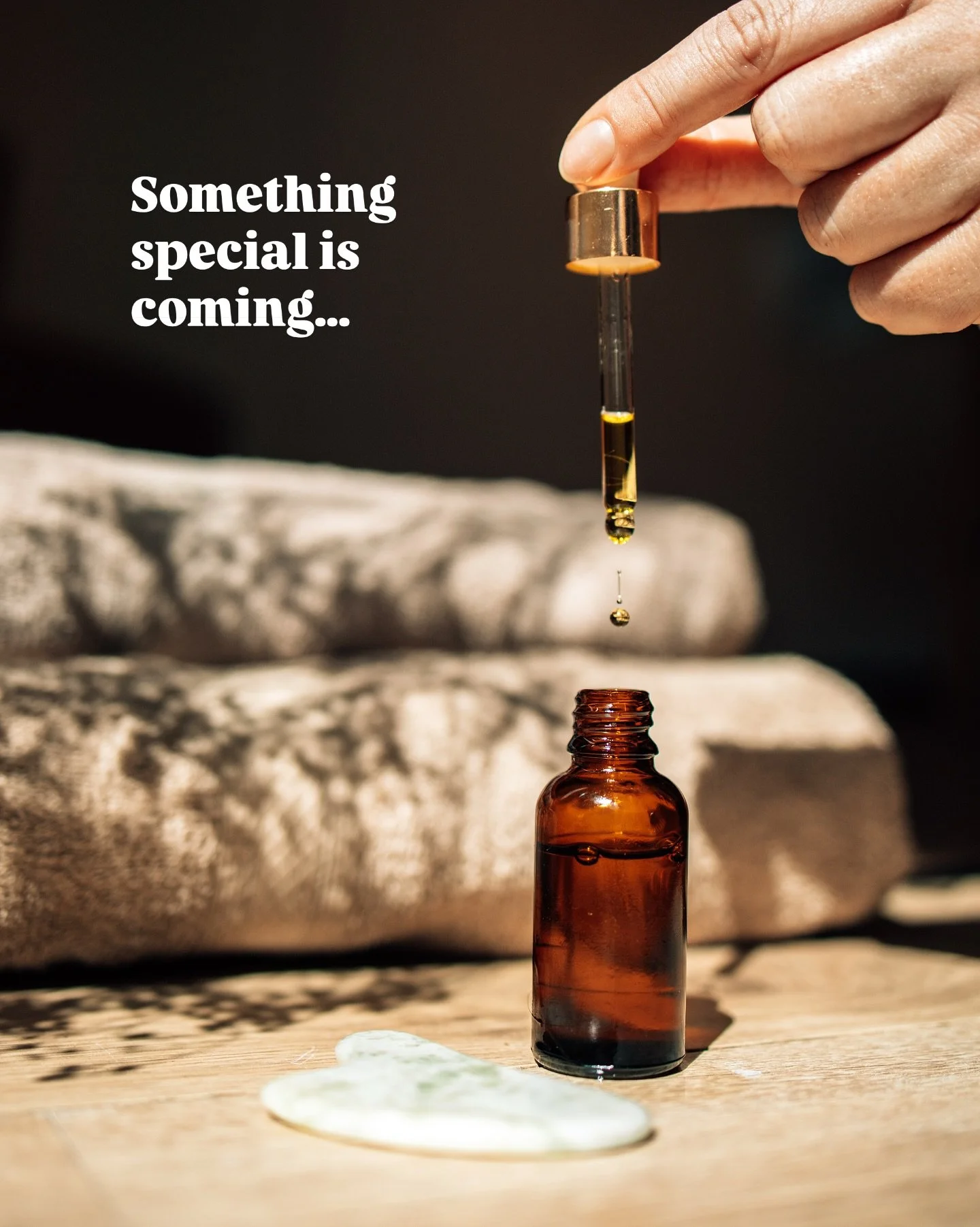 Er is &eacute;&eacute;n ritueel dat ik zo fijn vind: het ritueel van self-massage met een Gua Sha steen.

Gua Sha komt uit de Traditionele Chinese Geneeskunde en betekent letterlijk: het loslaten van blokkades en spanning uit het lichaam.

Het helpt 