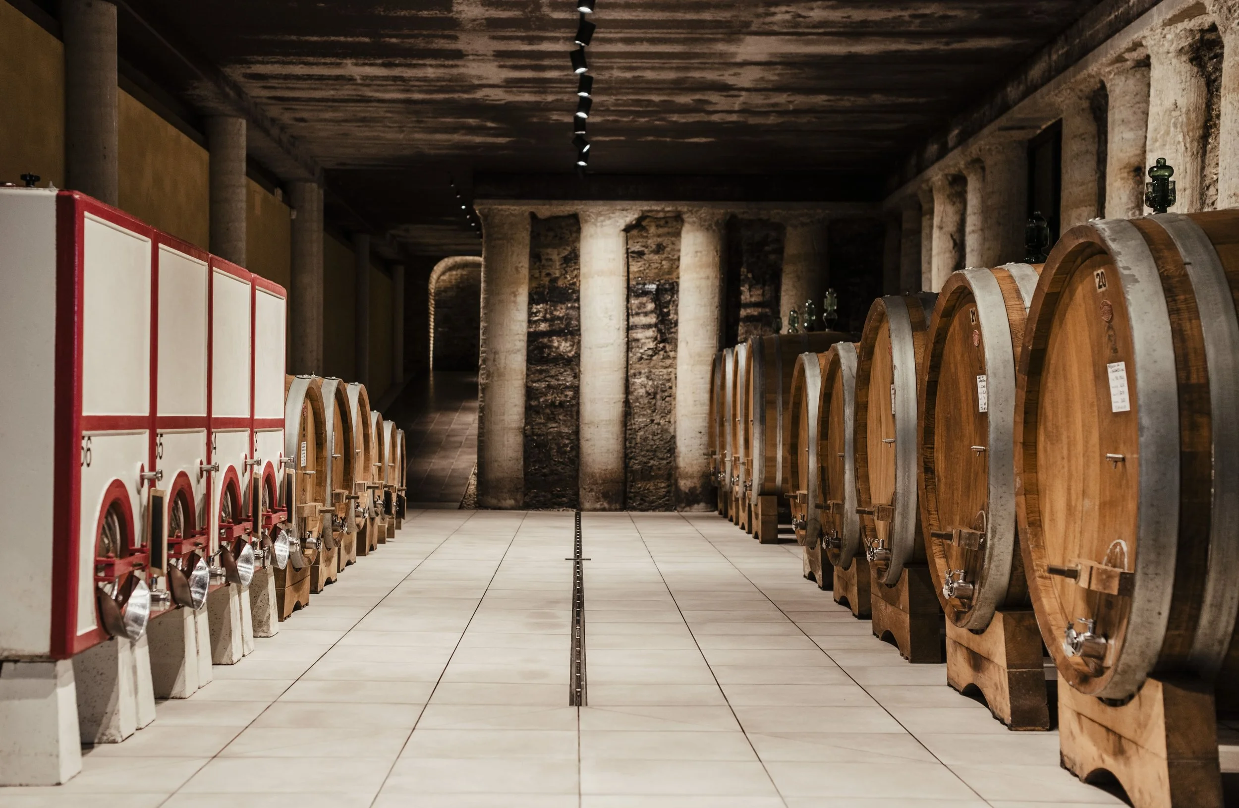 Weinkeller von Cascina delle Rose mit großen Holzfässern