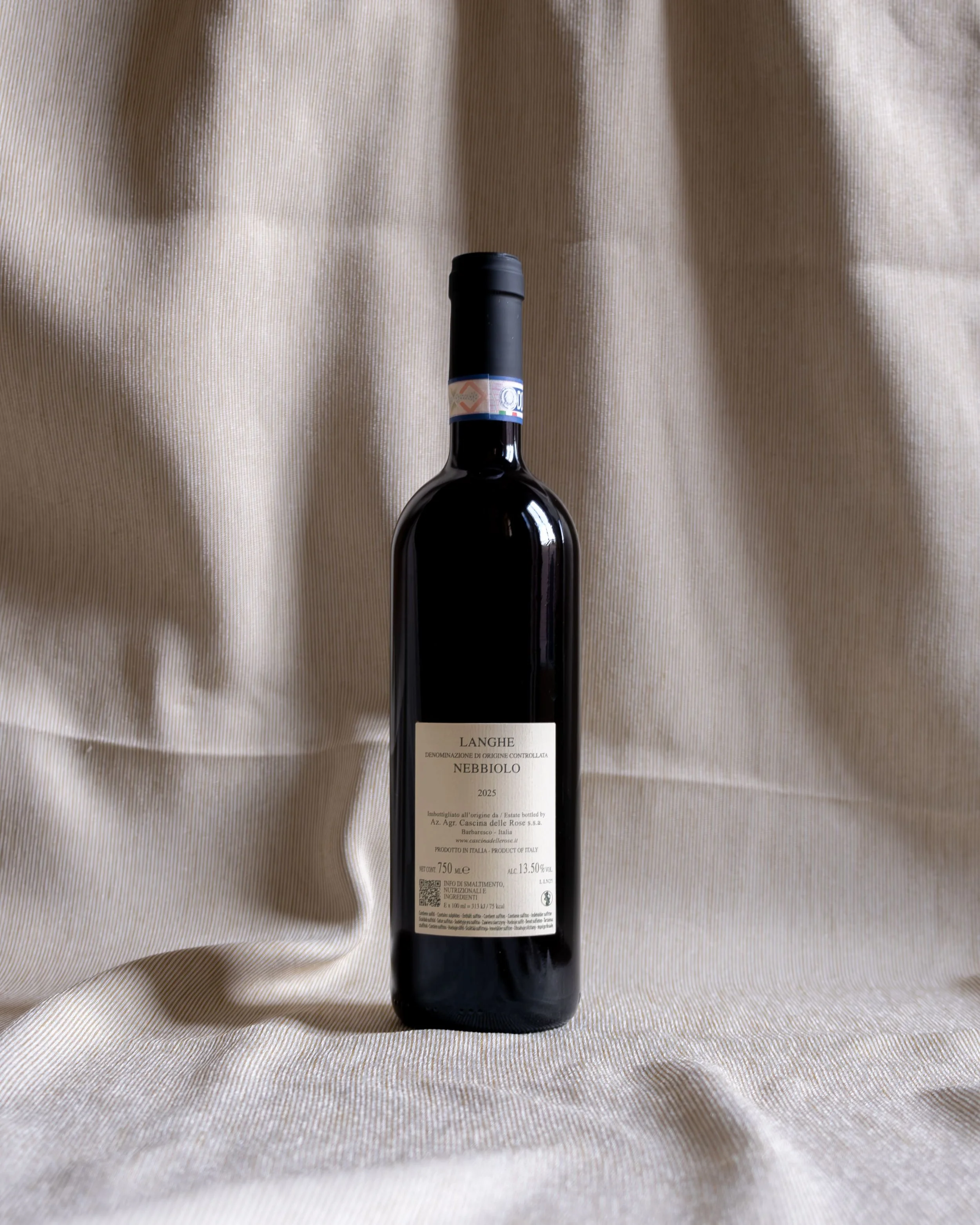 Flasche Cascina delle Rose Langhe Nebbiolo 2025, Rückseite mit Rückenetikett