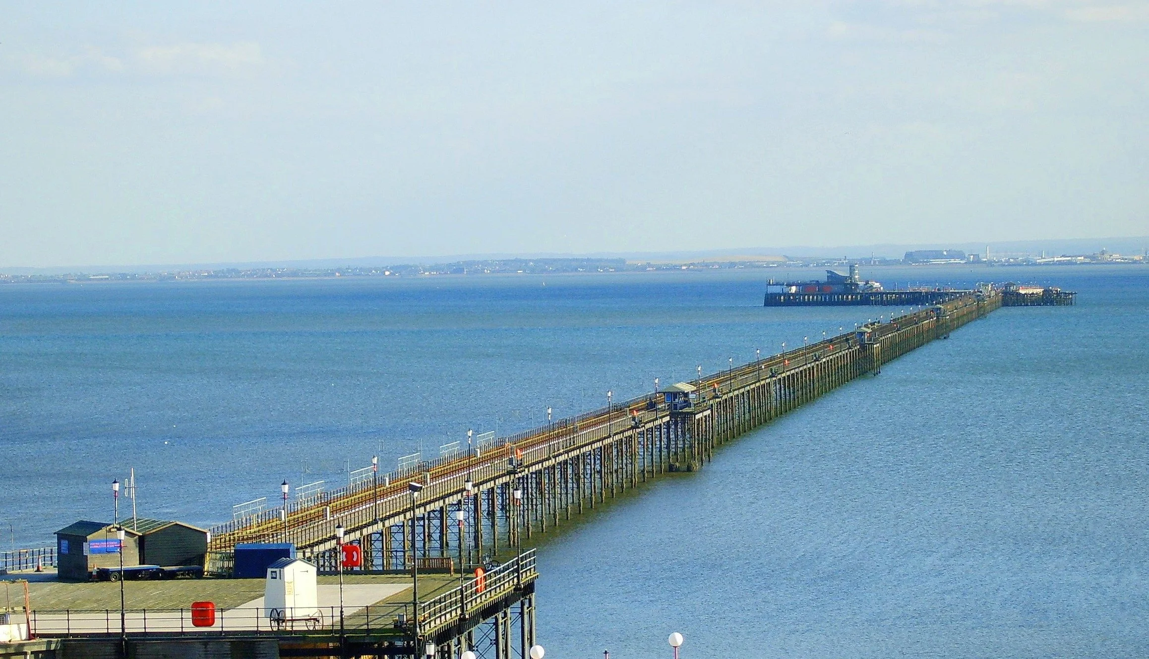 Southend_Pier_Autumn_2007_-_crop.jpg