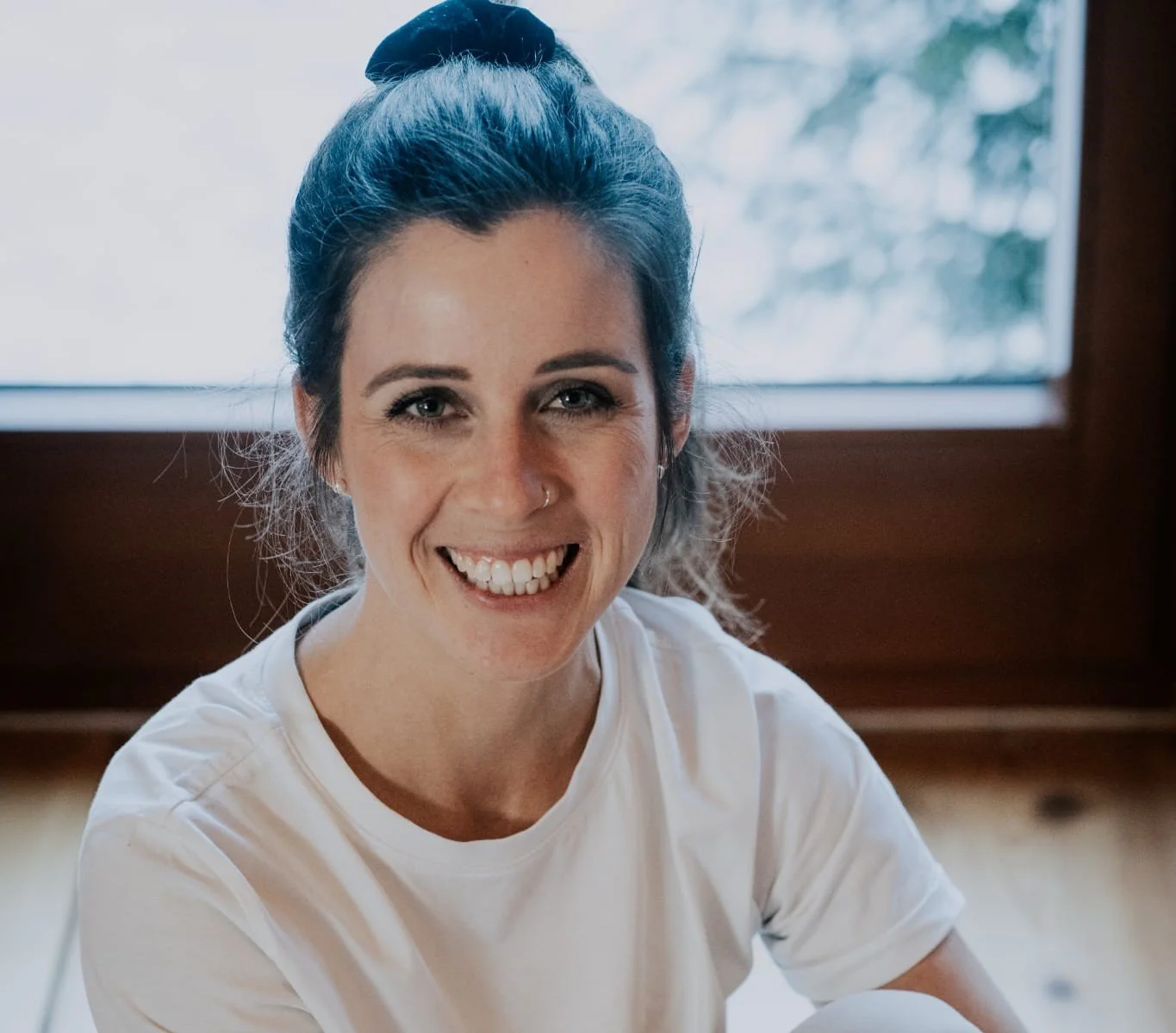 Yogalehrerin Jana Reinbold lacht in die Kamera