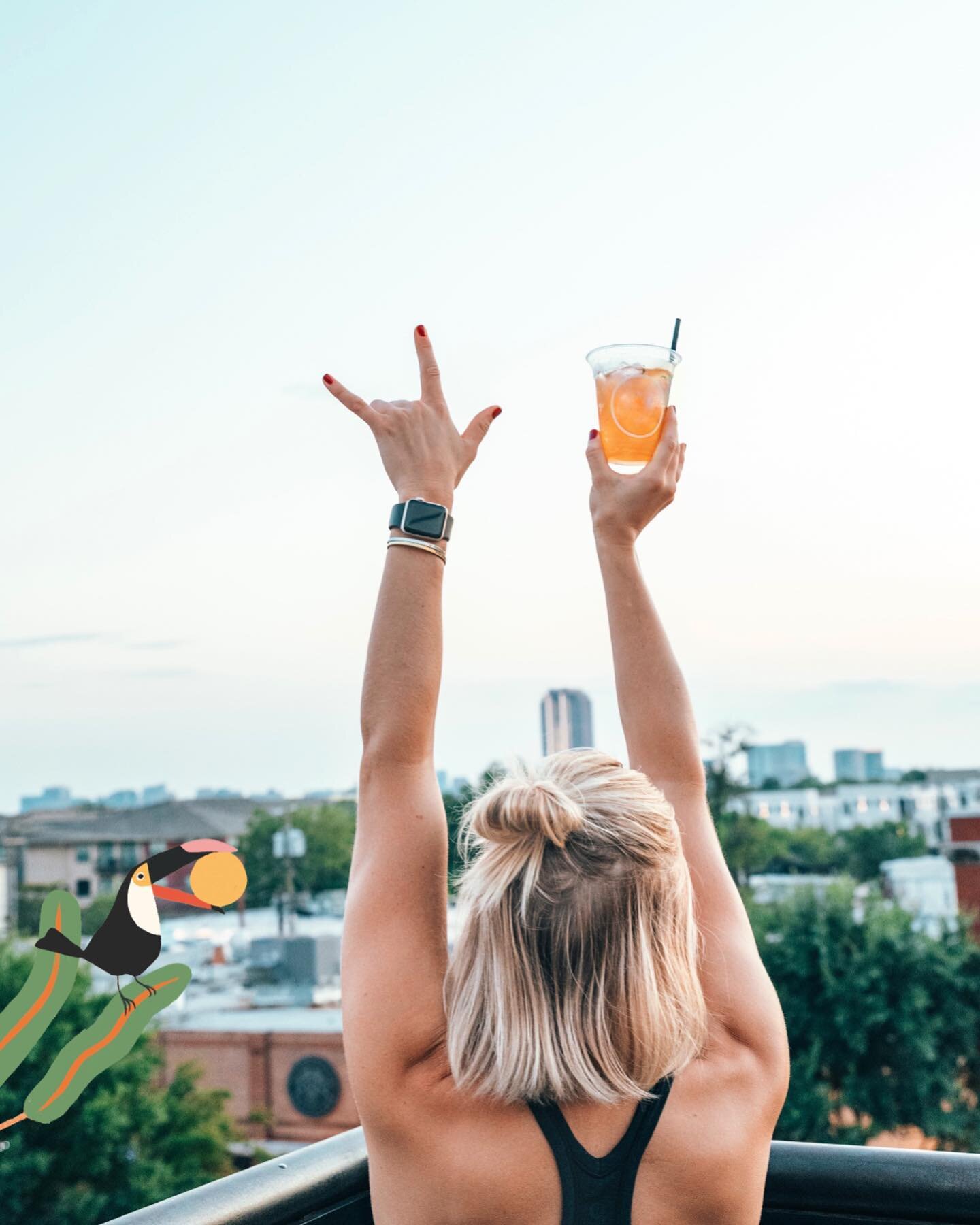 A rooftop and 2canos Peach &amp; Apricot frizzante, the perfect pairing for a fun-filled evening with friends 🌆🥂🍑