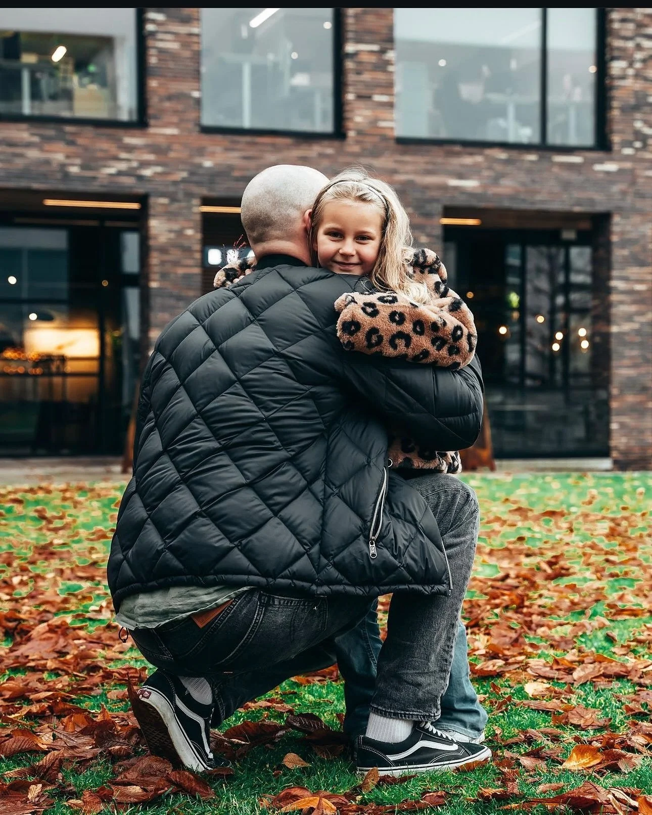 Vi feirer pappa &ndash; Dad, Padre, Baba 💙
S&oslash;ndag 9. november er det farsdag!

Pappaer kommer i alle varianter &ndash; den morsomme, den trygge, den strenge, den som alltid stiller opp. Felles for dem alle? De fortjener litt ekstra oppmerksom