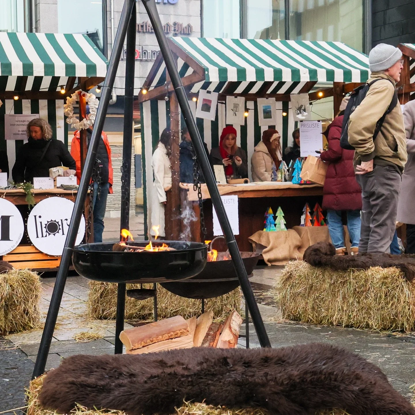 ✨ Tusen takk for en fantastisk helg ✨
Takk til alle som tok turen innom julemarkedet p&aring; Stortorvet &ndash; for god stemning, smil, handel og hyggelige m&oslash;ter. Dette var en liten start p&aring; noe vi virkelig h&aring;per kan vokse seg end