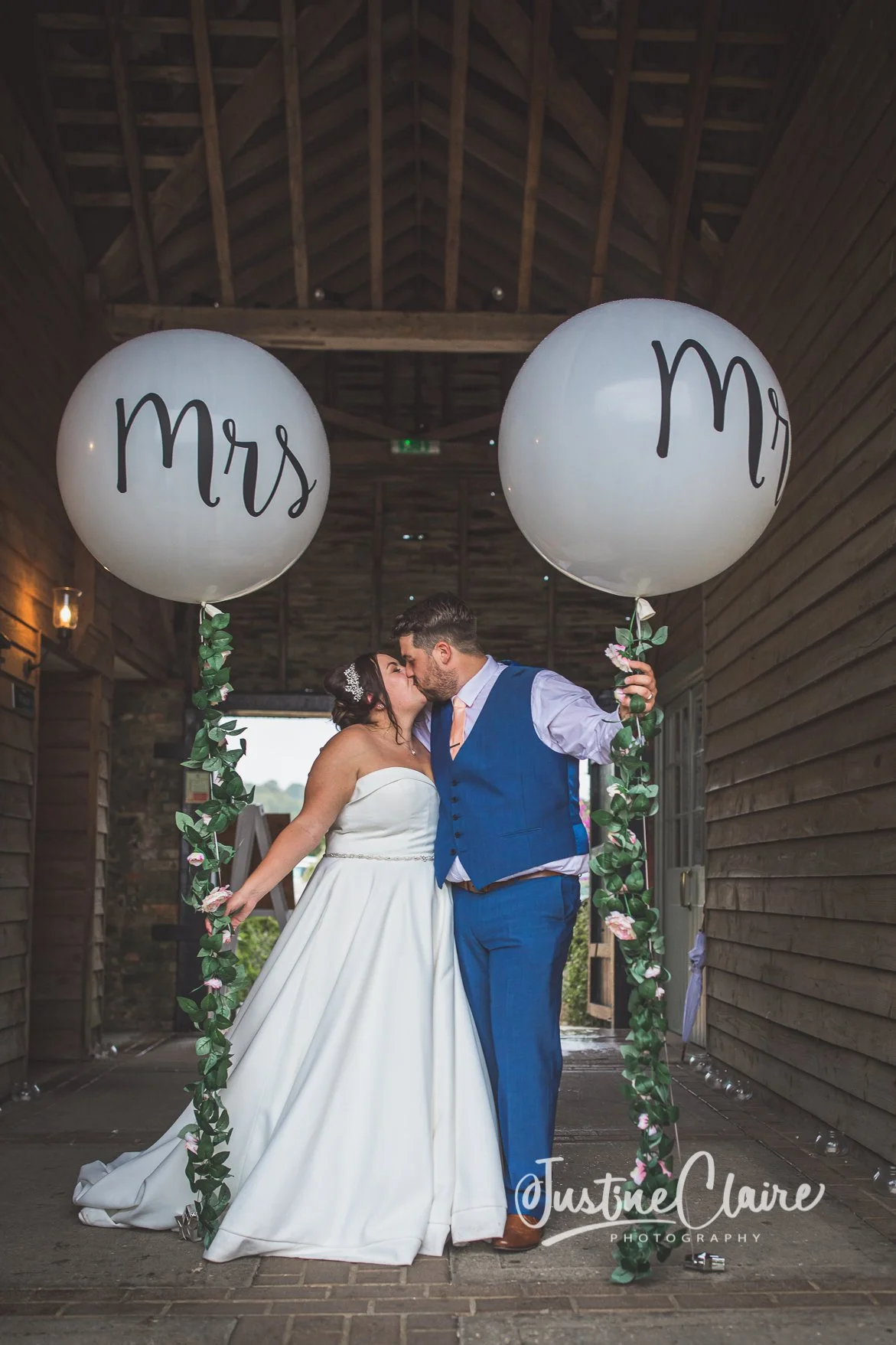 upwaltham Barn photographers wedding-2.jpg
