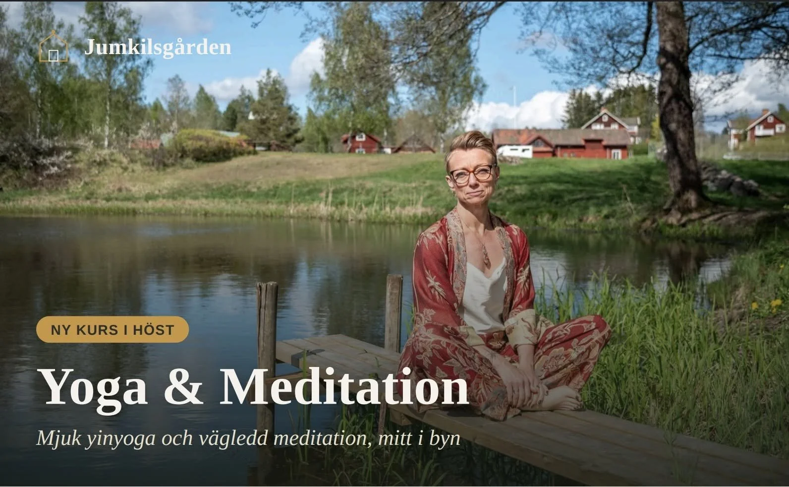 En kvinna sitter på en brygga vid en sjö, omgiven av grönt gräs och träd, med röda hus i bakgrunden. Texten på bilden annonserar en kurs i yoga och meditation.