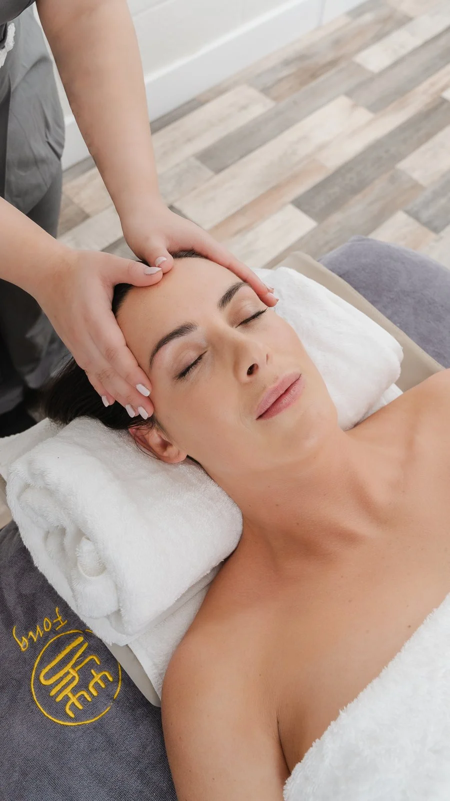 Therapists hands on a clients head ready for an Indian head massage at Fong Retreat