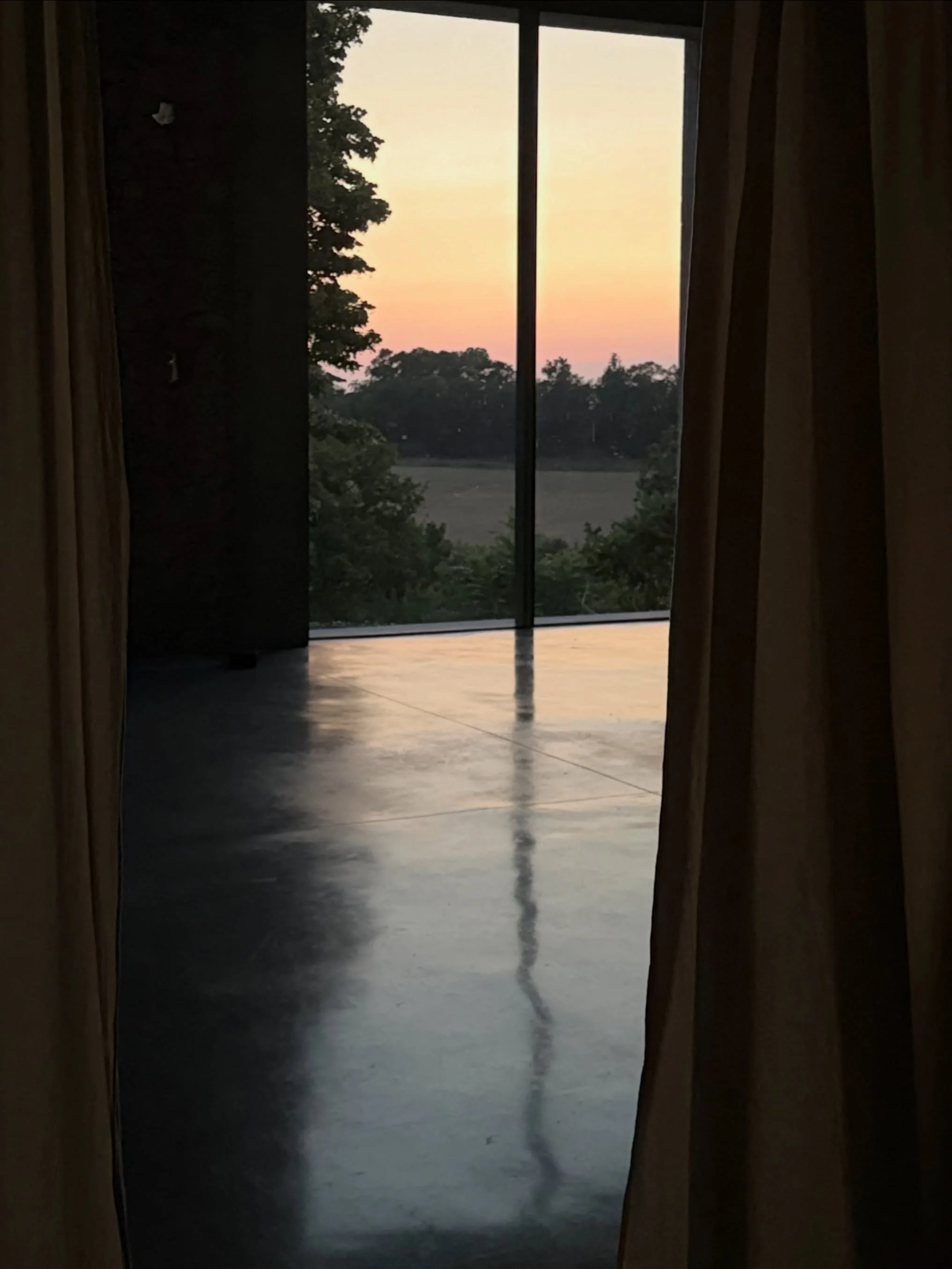 A moment of quiet in the studio. 
The sun goes down ready for another day
We need the rest as much as we need the movement 
#retreat #retreatlife #slowdown #rest #retreatvenue