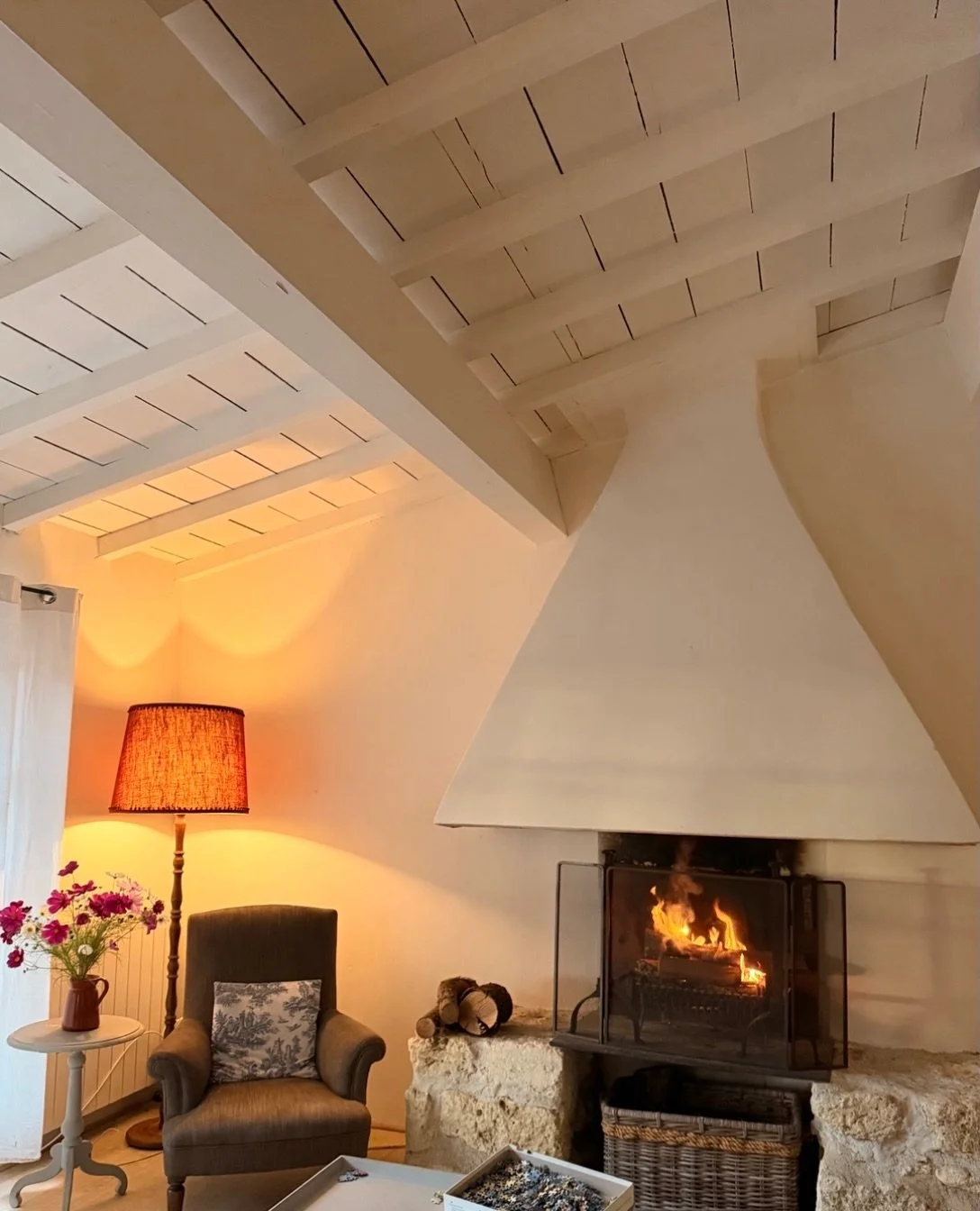 When the sun goes down and there is an autumnal chill in the air - it&rsquo;s a novelty to light the fire again after a long hot summer. Time to get cosy and hear the crackles instead of the crickets. 
 #cosyvibes #cosyfire #retreat #retreatvenue #re