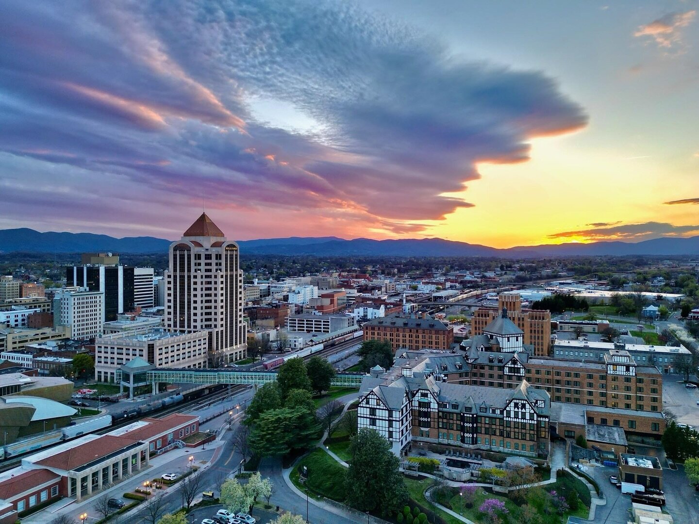 good night Roanoke ⭐️🌇

📸: @dieselducy

#helloroanoke #roanokeva #roanokevirginia