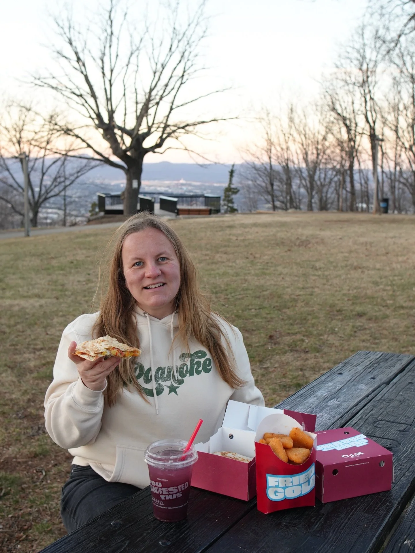 Fun weeknight idea! 🌮 🌅 #ad 

We grabbed a breakfast quesadilla, brisket street tacos, and mac &amp; cheese bites from @sheetz and headed up to Mill Mountain. All made-to-order and ready to enjoy while taking in the view. Perfect combo for golden h