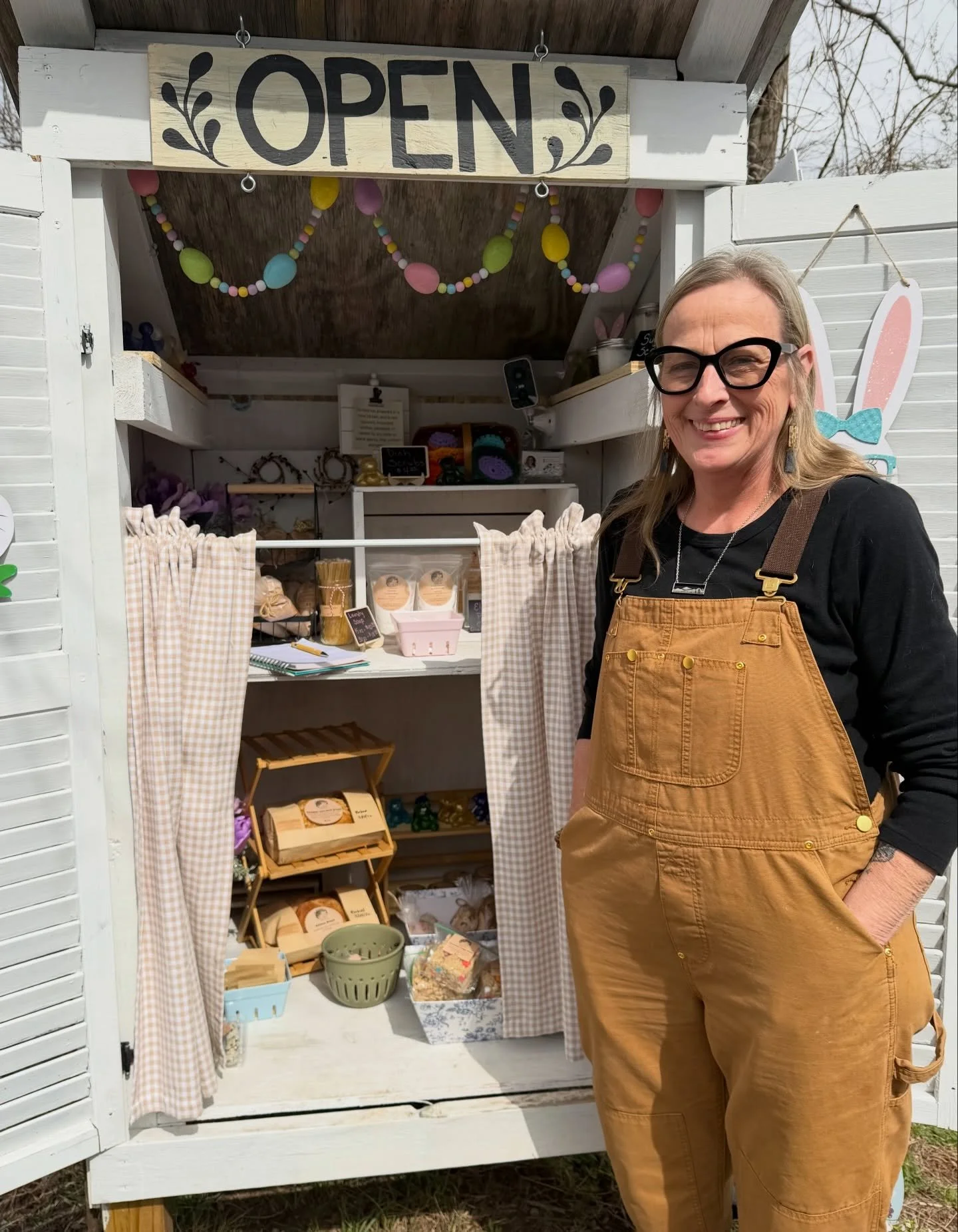 If you&rsquo;re looking for a peaceful little local stop&hellip; this is it 🐓🌸

Wilow Pond Farm, LLC stand feels straight out of a Pinterest board.

From farm fresh eggs to cozy seasonal finds, everything about it just feels intentional, local, and