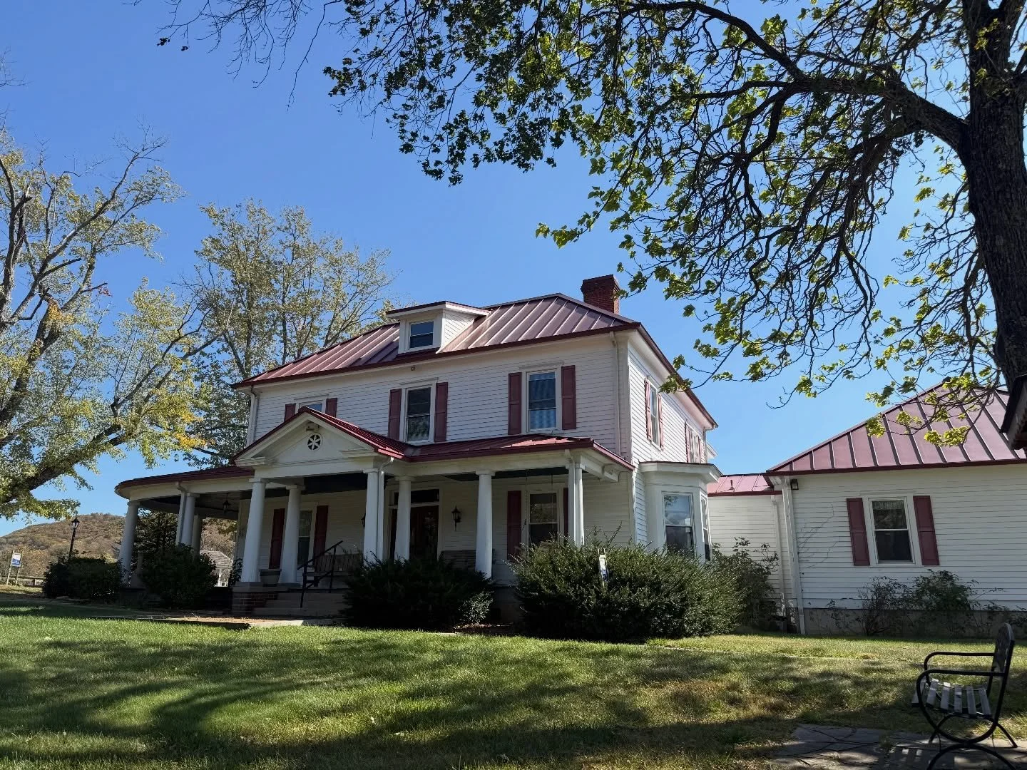 Big news, y&rsquo;all! The Homeplace is back. 🏡🤍

Reopening under new ownership, this longtime local favorite is bringing back the same recipes and Southern charm so many people grew up on.

All you can eat! Their famous fried chicken, roast beef, 