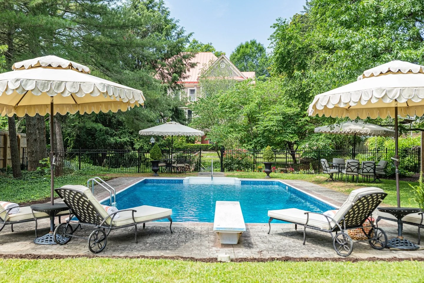 @historicgardenweekroanoke is coming to Salem this Saturday, April 25, and you&rsquo;re invited to see Broad in Bloom!&nbsp;🌸

Hosted by the Roanoke Valley Garden Club and Mill Mountain Garden Club, this beautiful walking tour features five distingu