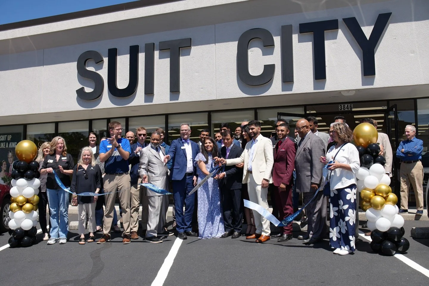 @suitcity.roanoke&rsquo;s third location is now officially open on Electric Rd in Roanoke! #ad 

Family-owned since 2001, Suit City has been helping the Roanoke community look sharp for proms, weddings, graduations, church, business events &amp; ever